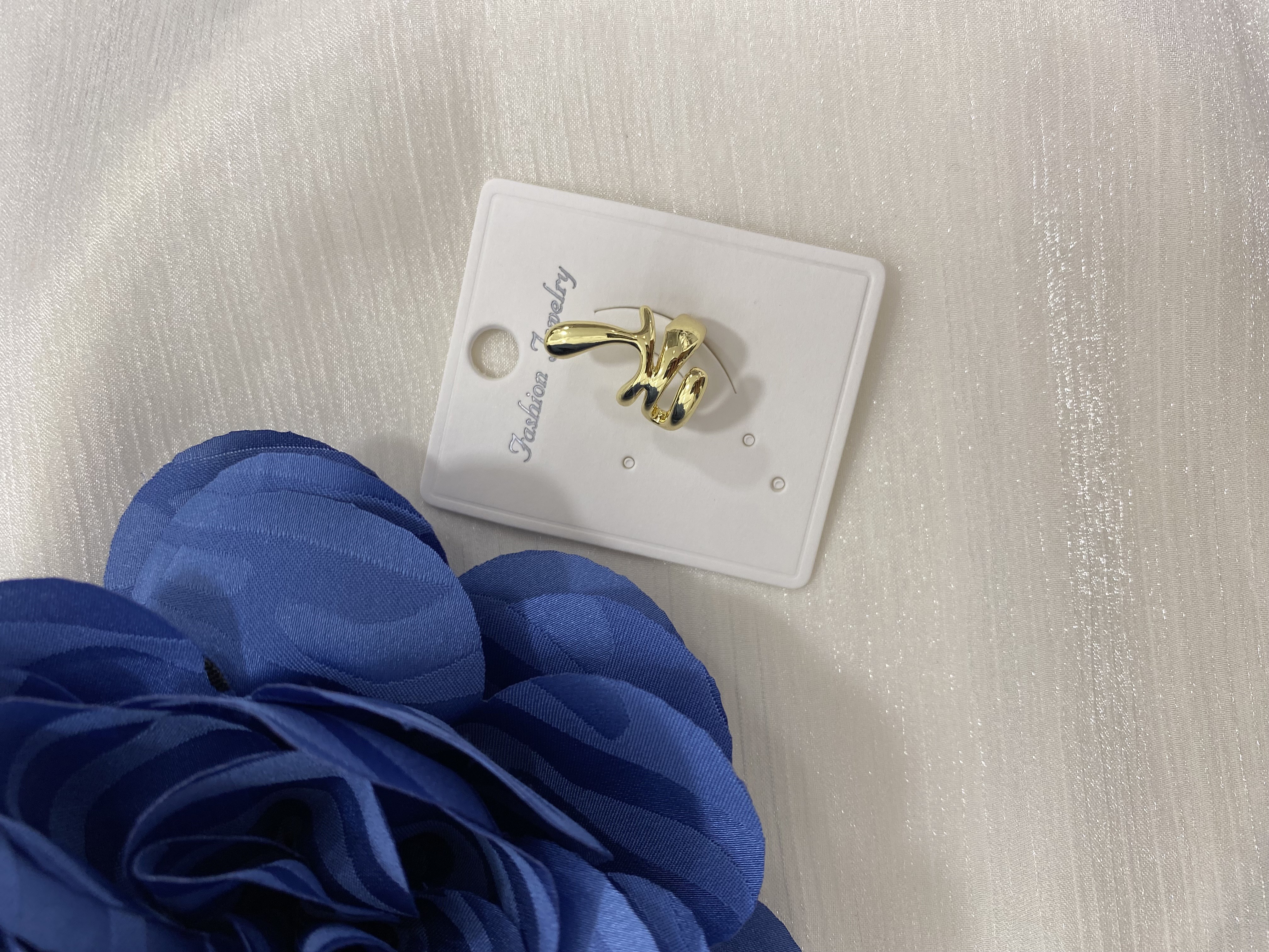 Gold Akışkan Sarmaşık Kıkırdak Küpesi  KD27