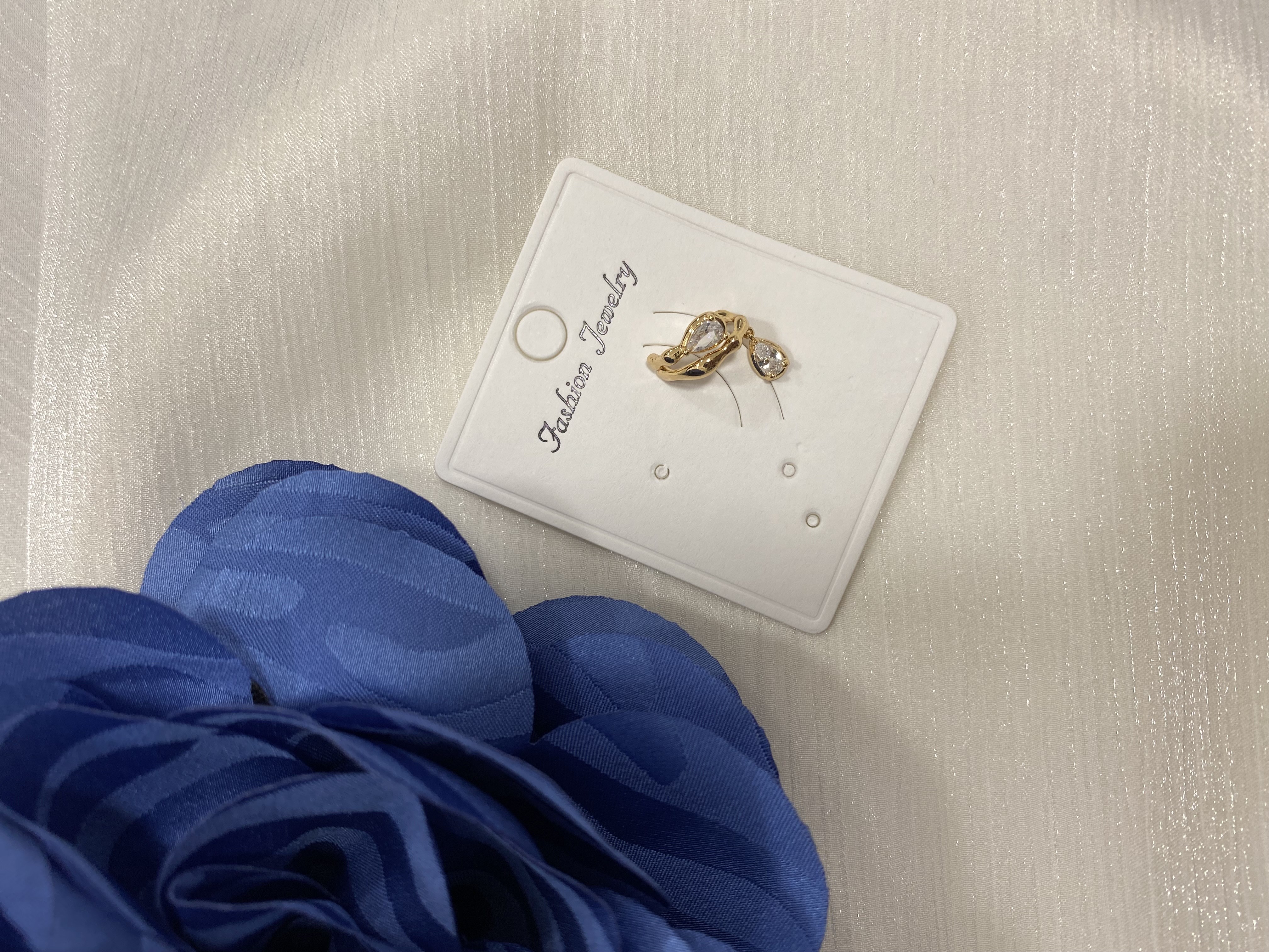 Gold Damla Taş Kıvrımlı Kıkırdak Küpesi KD29