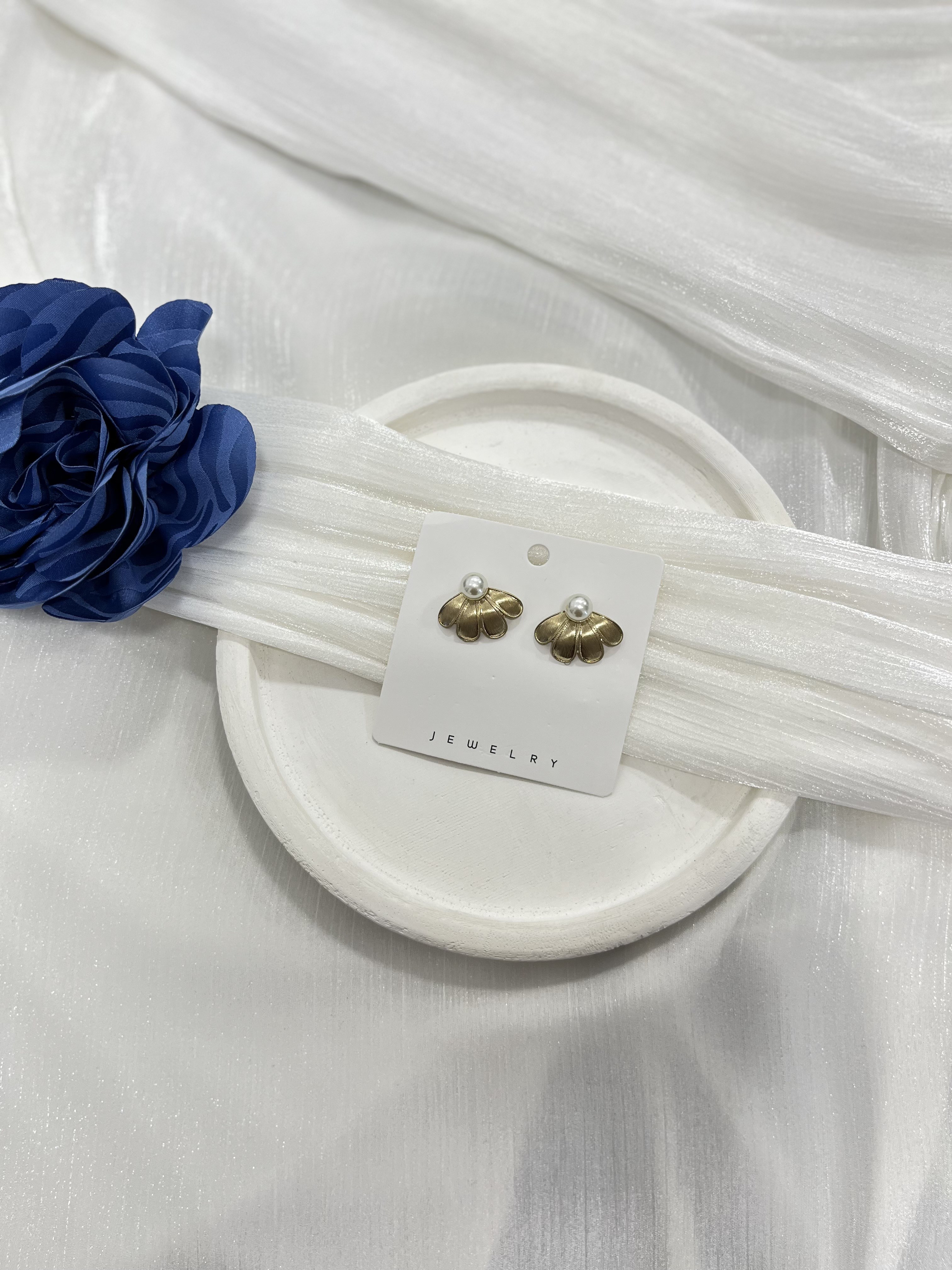 Gold Yarım Çiçek İncili Küpe KP41