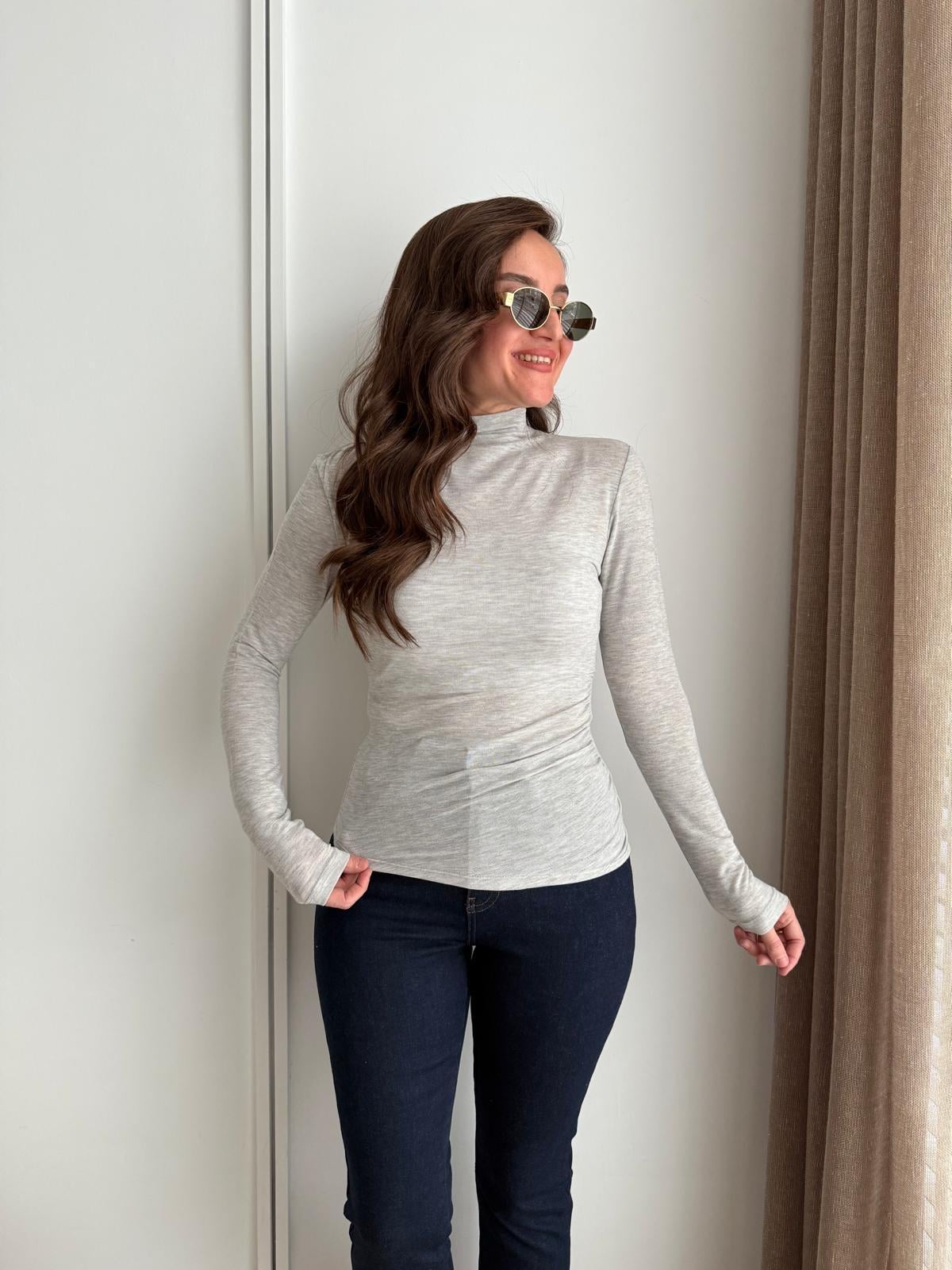 Gri Dik Yaka Drape Detaylı Bluz 251004