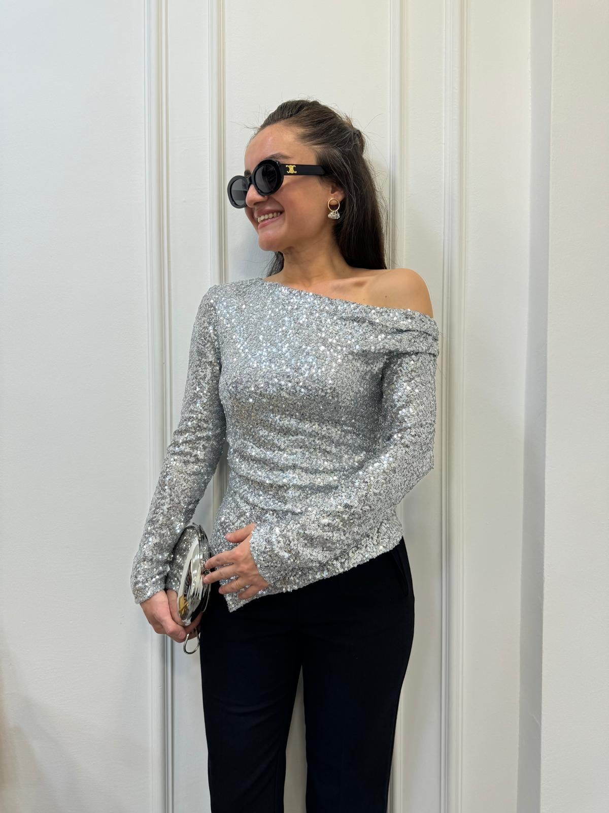 Gümüş Asimetrik Kesim Payetli Drapeli Bluz 3155