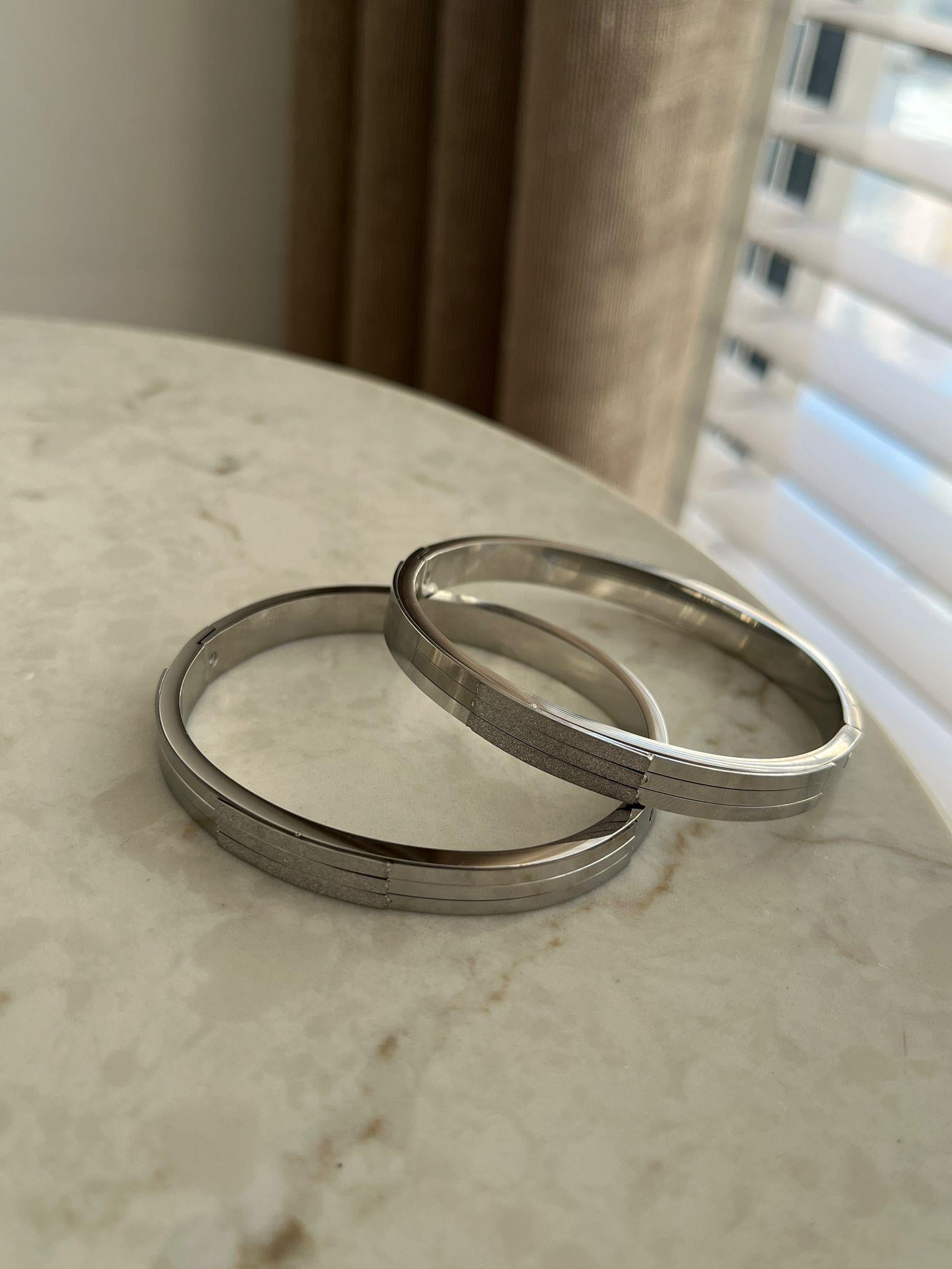 Gümüş Sim Detaylı Kelepçe ST14