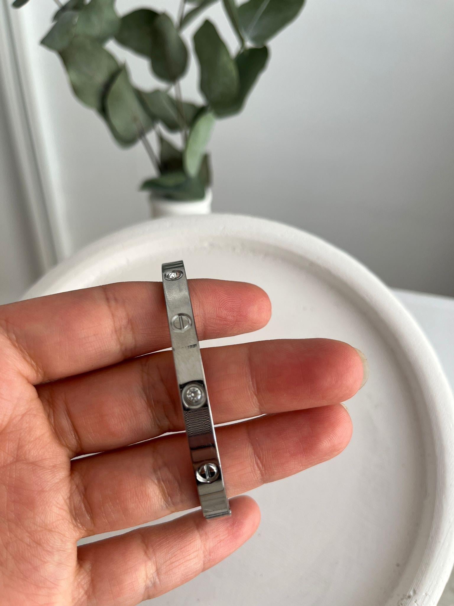 Gümüş Taş Detaylı Kelepçe ST11