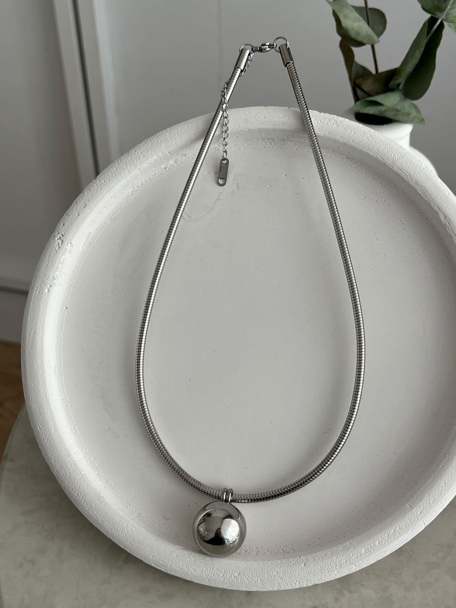 Gümüş Top Detaylı Kısa Kolye ST18