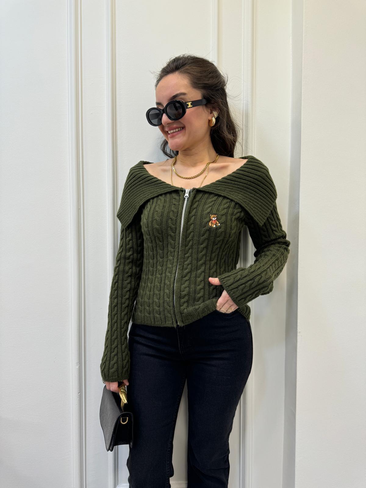 Haki Bardot Yaka Ayıcık Nakışlı Fermuarlı Triko Hırka 241141