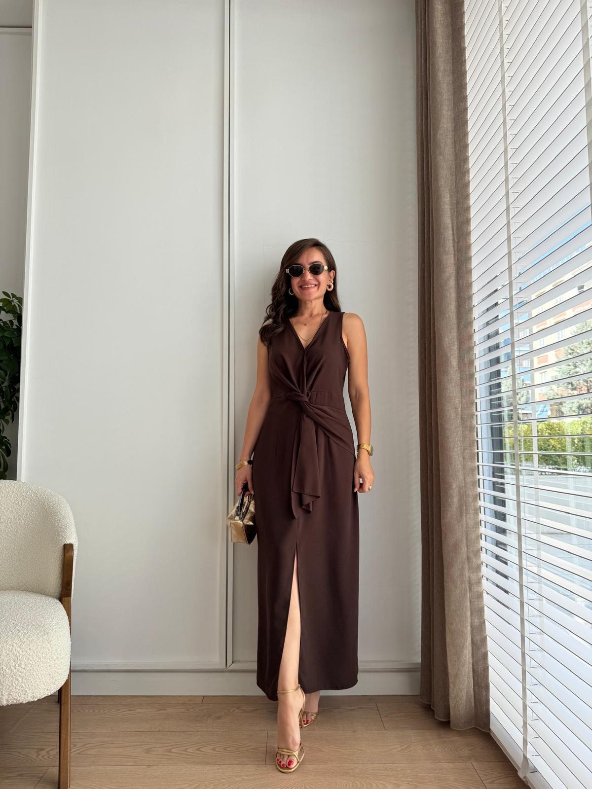 Kahve rengi Bel Detaylı Yırtmaçlı Elbise 2650
