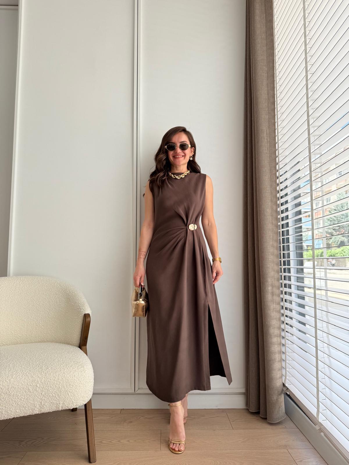 Kahve rengi Bel Toka Detaylı Yırtmaçlı Elbise 2264