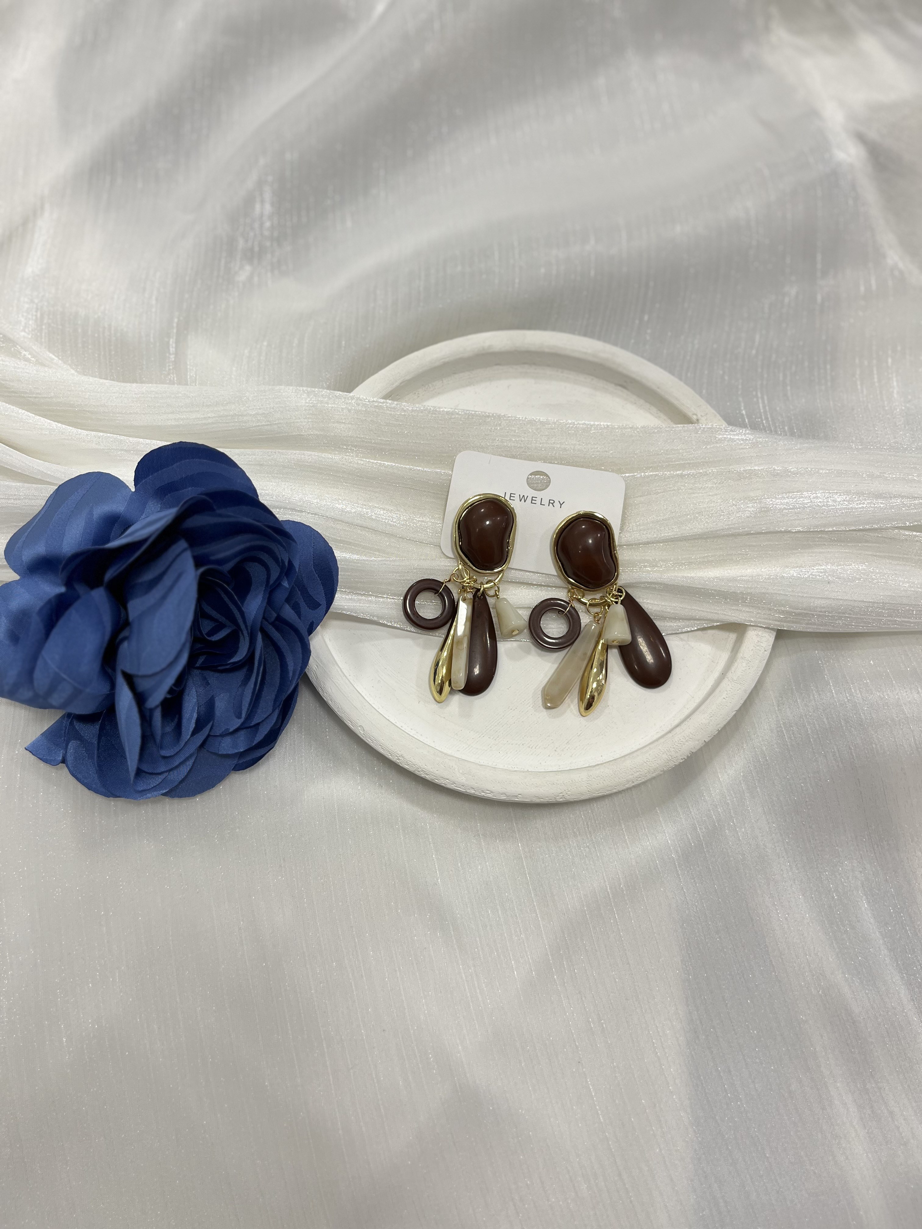 Kahve rengi Charmlı Sallantılı Küpe KP36