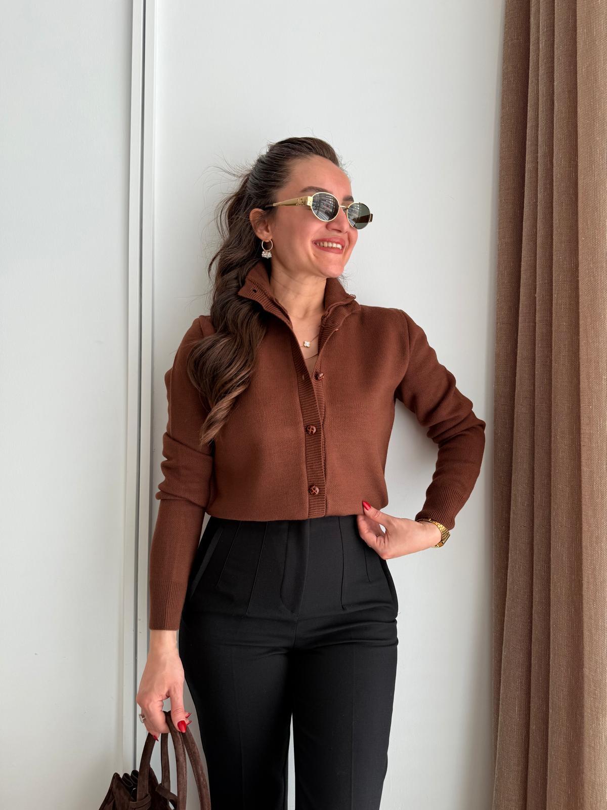 Kahve rengi Dik Yaka Düğmeli Triko Hırka 241147
