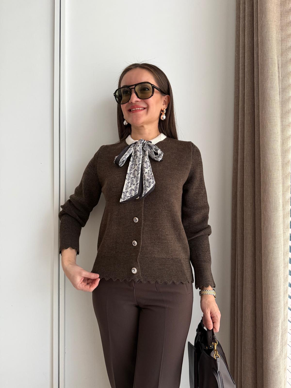 Kahve rengi Düğme Detaylı Fularlı Hırka 251087