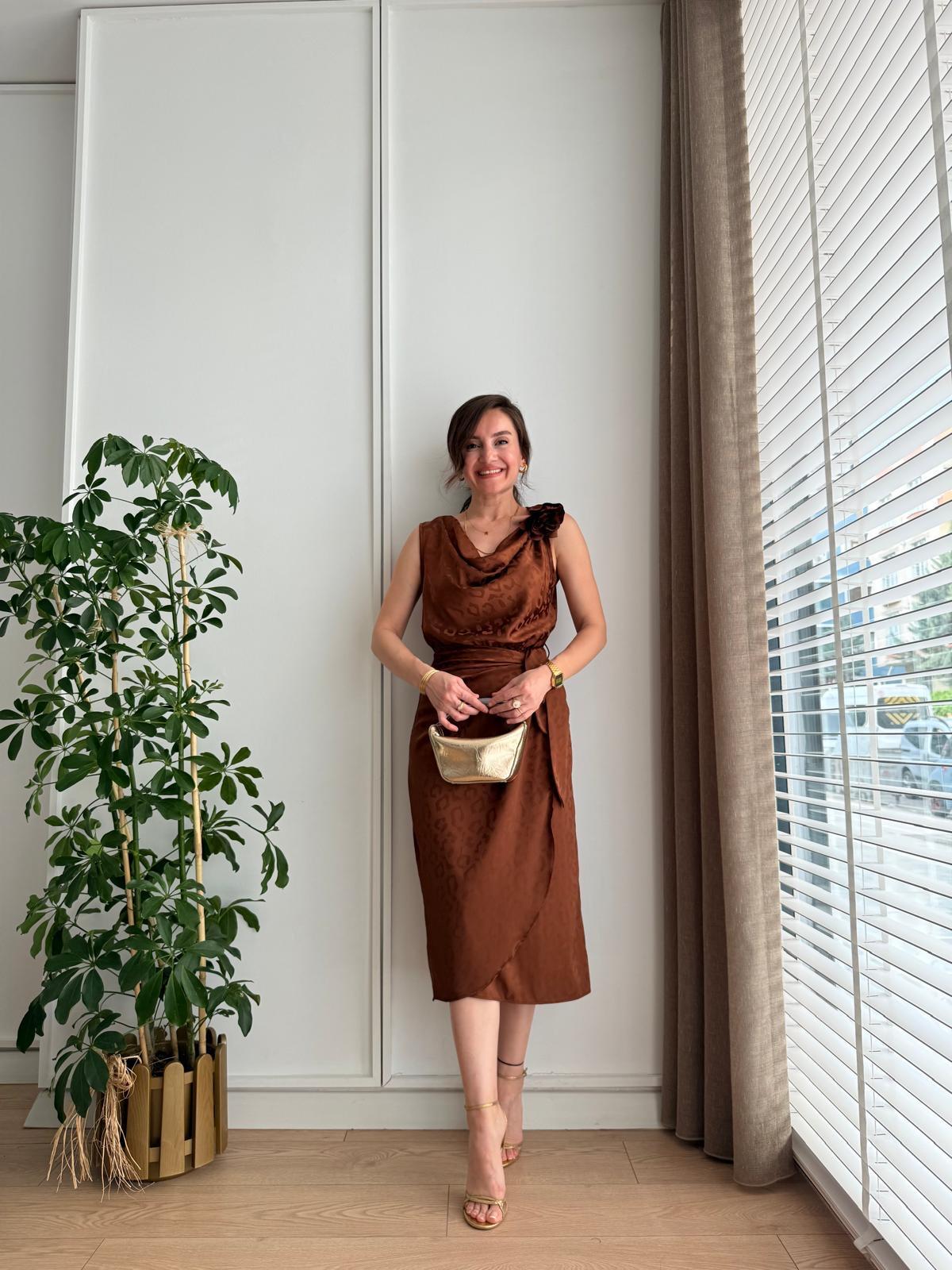 Kahve rengi Gül Broşlu Yan Bağlamalı Saten Elbise 2302