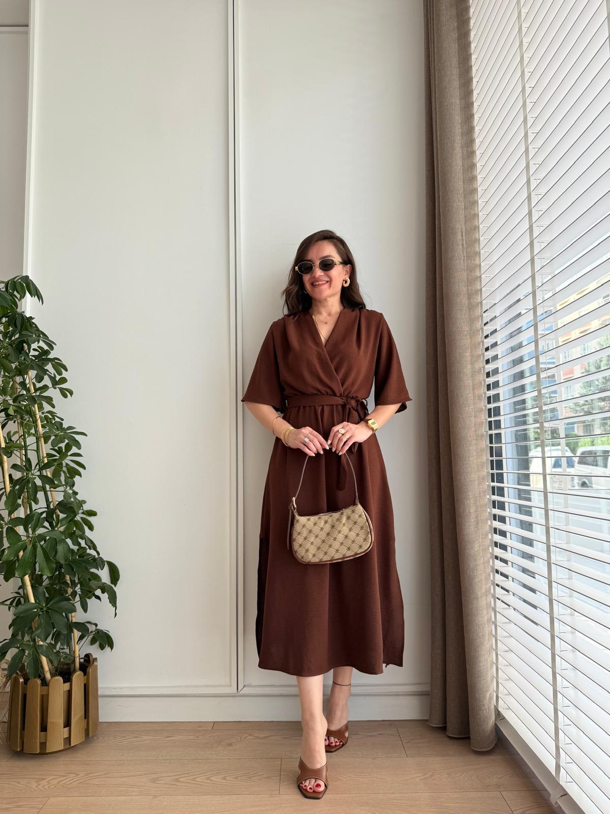 Kahve rengi Kruvaze Yaka Bel Lastik Detaylı Yırtmaçlı Elbise 2899