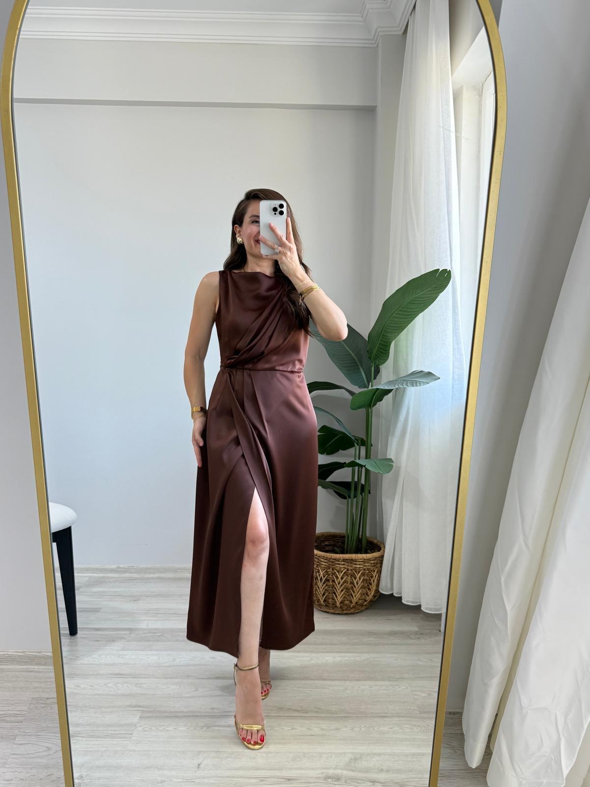 Kahve rengi Sıfır Kol Omuz Detaylı Saten Elbise 223