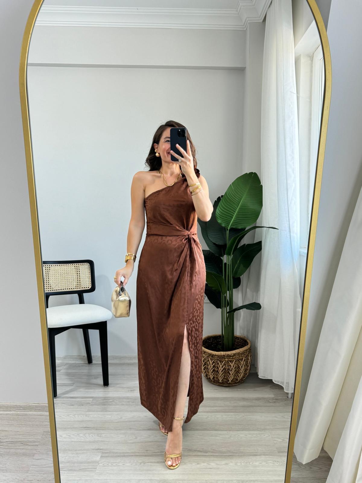 Kahve rengi Tek Omuz Bel Düğüm Gül Broşlu Saten Elbise 2322