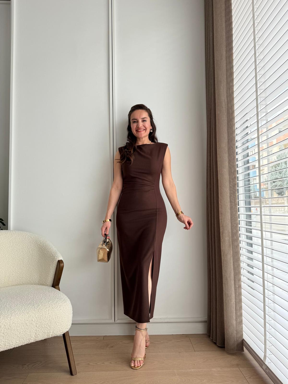 Kahve rengi Vatkalı Drape Detaylı Yırtmaçlı Elbise 05165