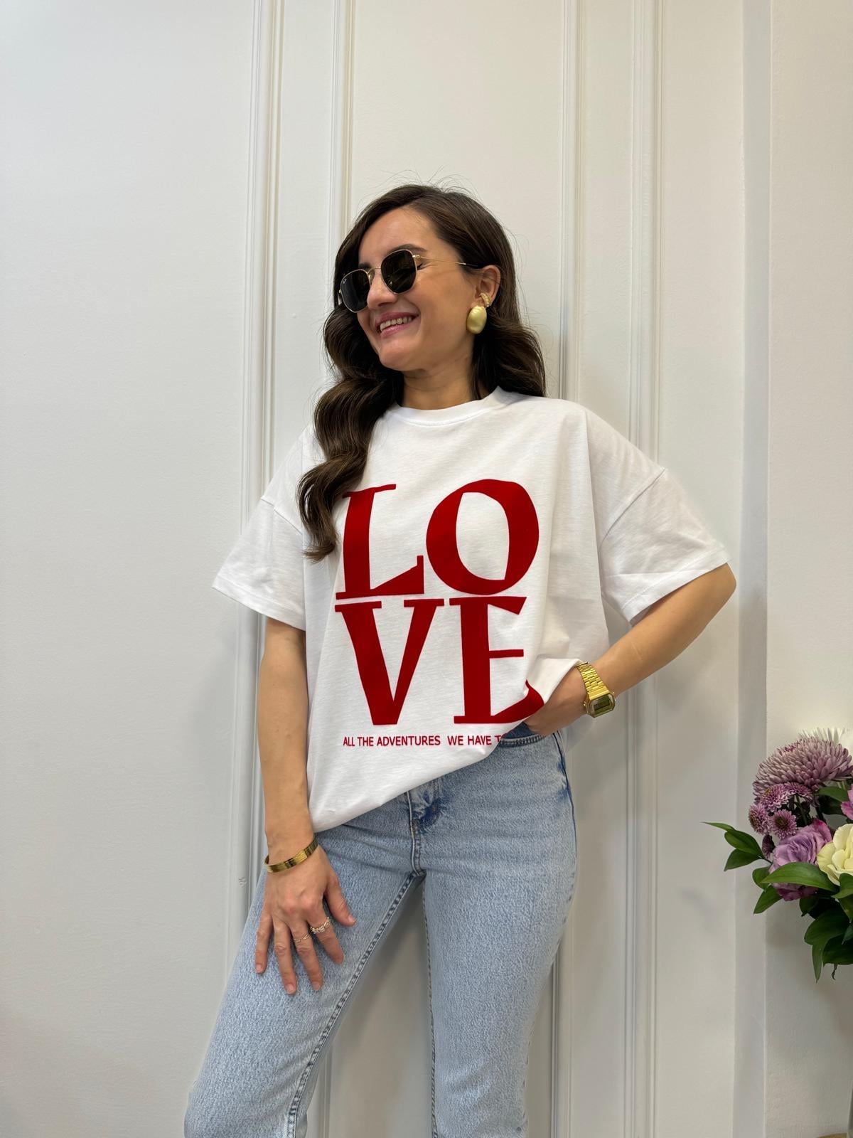 Kırmızı Beyaz Love Yazı Baskılı Tişört 241035