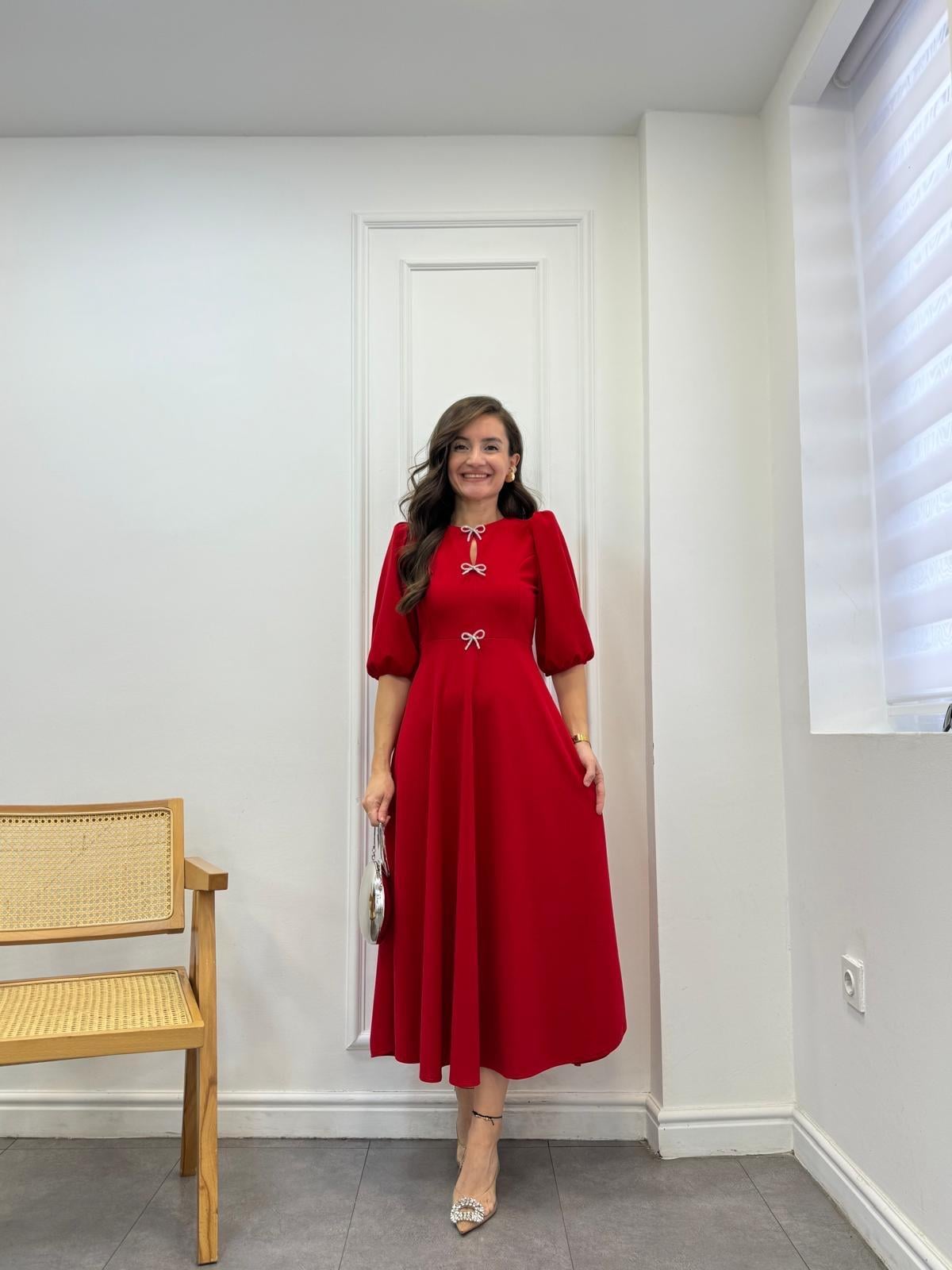 Kırmızı Broşlu Vatkalı Balon Kol Çan Elbise 3578