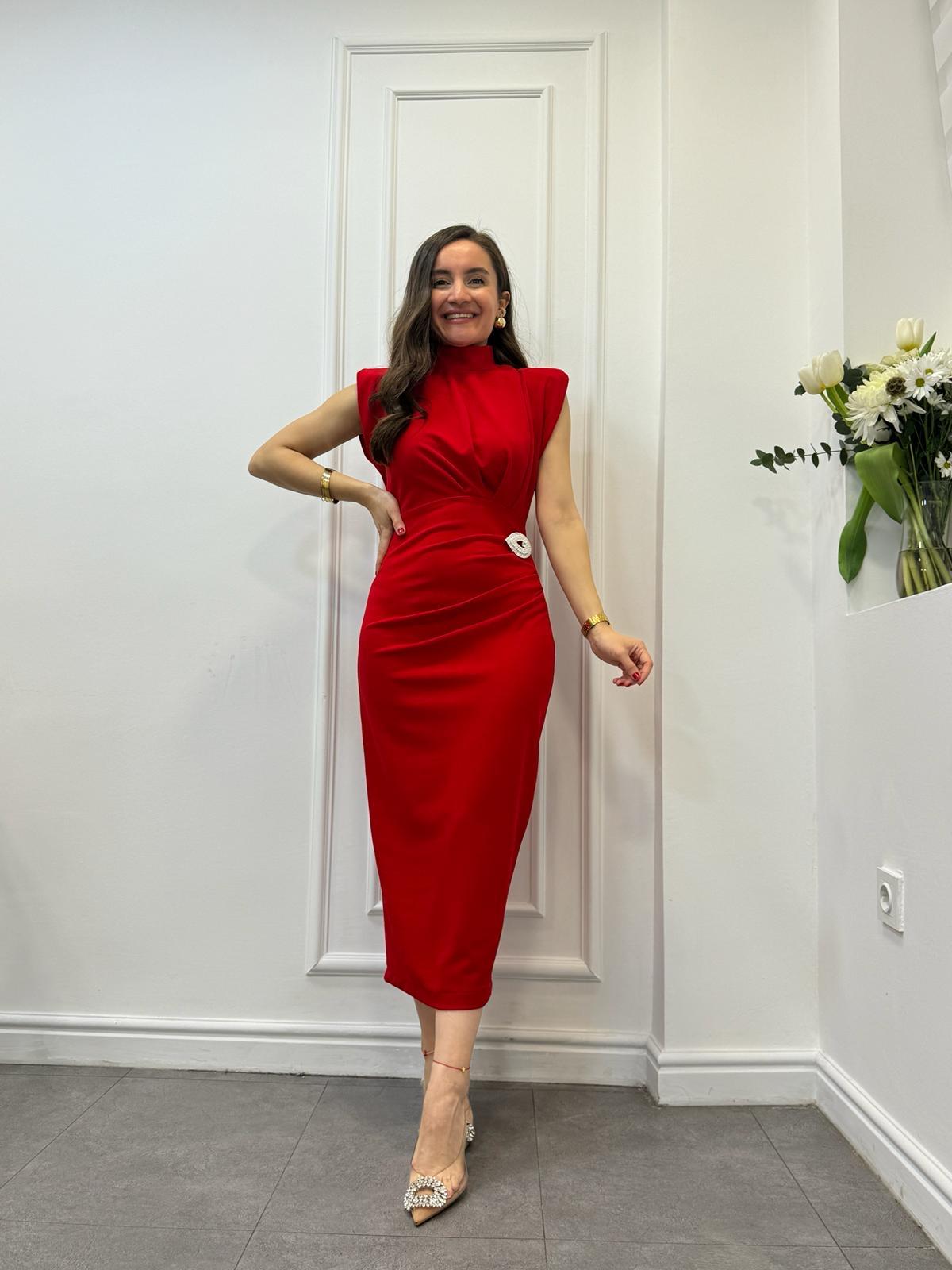 Kırmızı Damla Broşlu Omuz Vatkalı Crep Elbise 4126