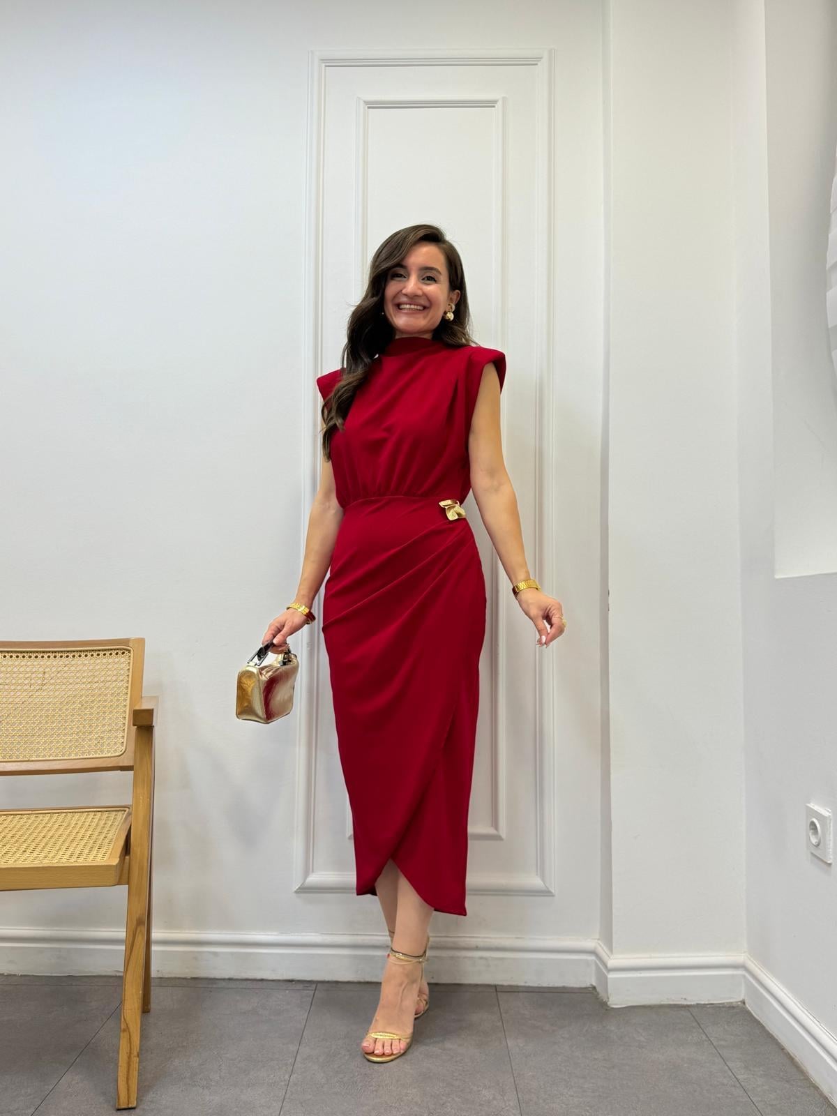 Kırmızı Gold Broşlu Omuz Vatkalı Elbise 4409