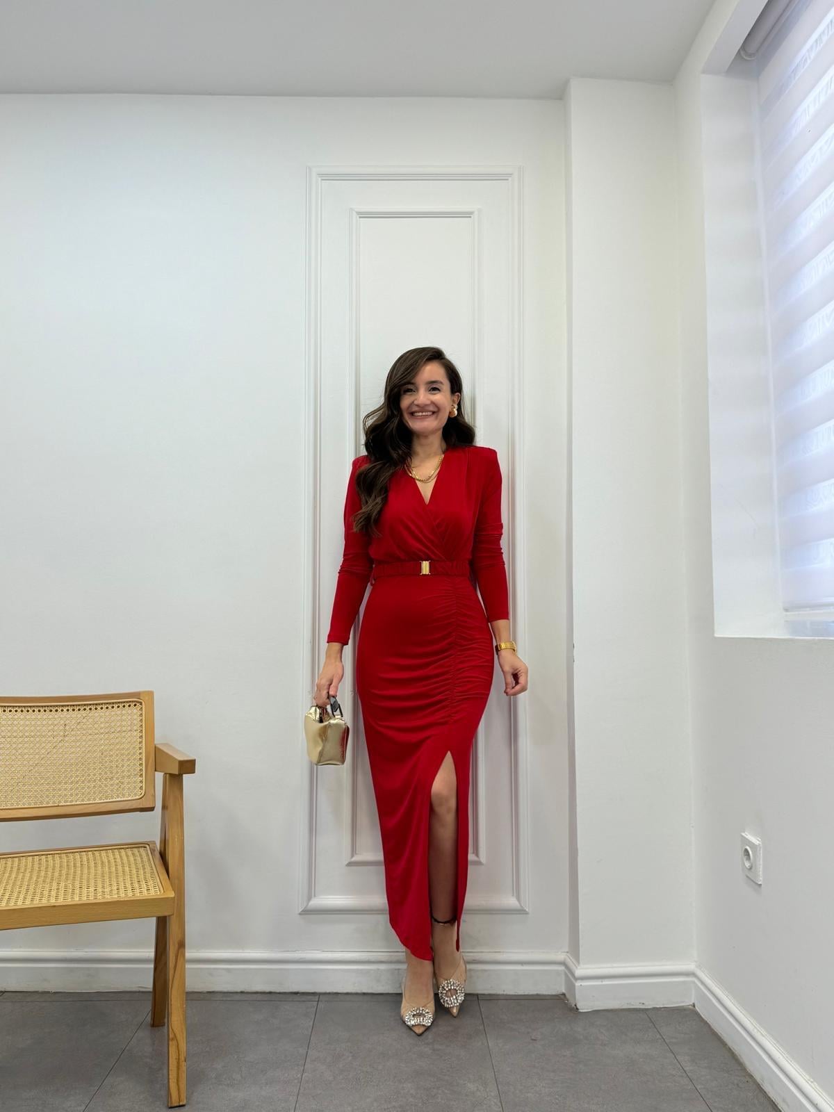 Kırmızı Omuz Vatkalı Ön Drapeli Yırtmaçlı Elbise 3361