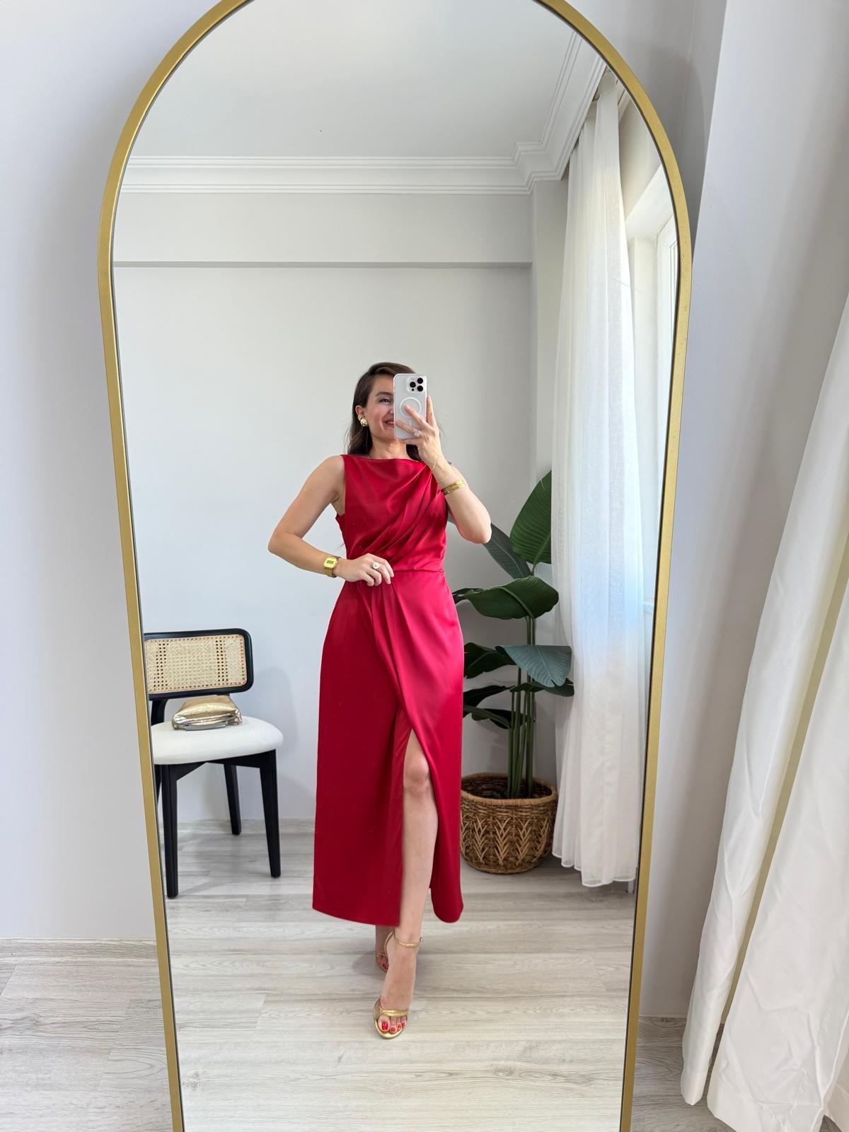 Kırmızı Sıfır Kol Omuz Detaylı Saten Elbise 223