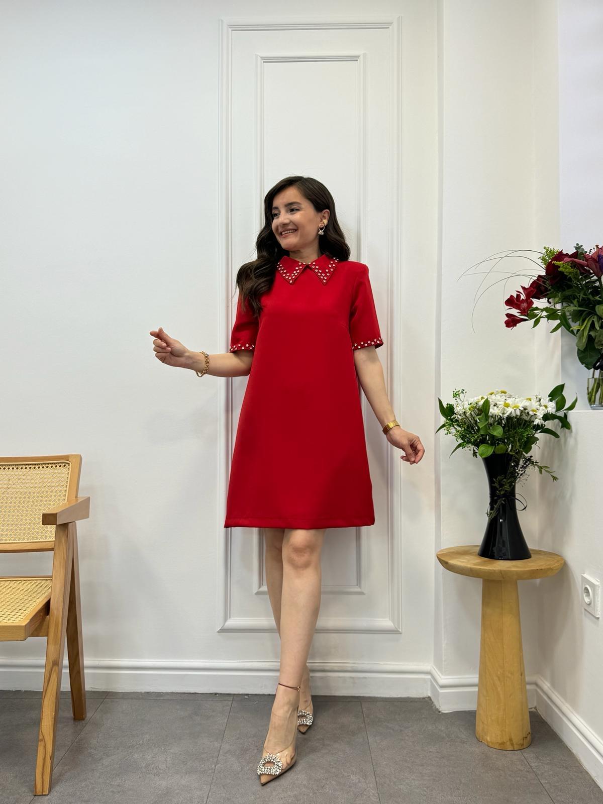 Kırmızı Yaka Kol Taş Detaylı Elbise 4142