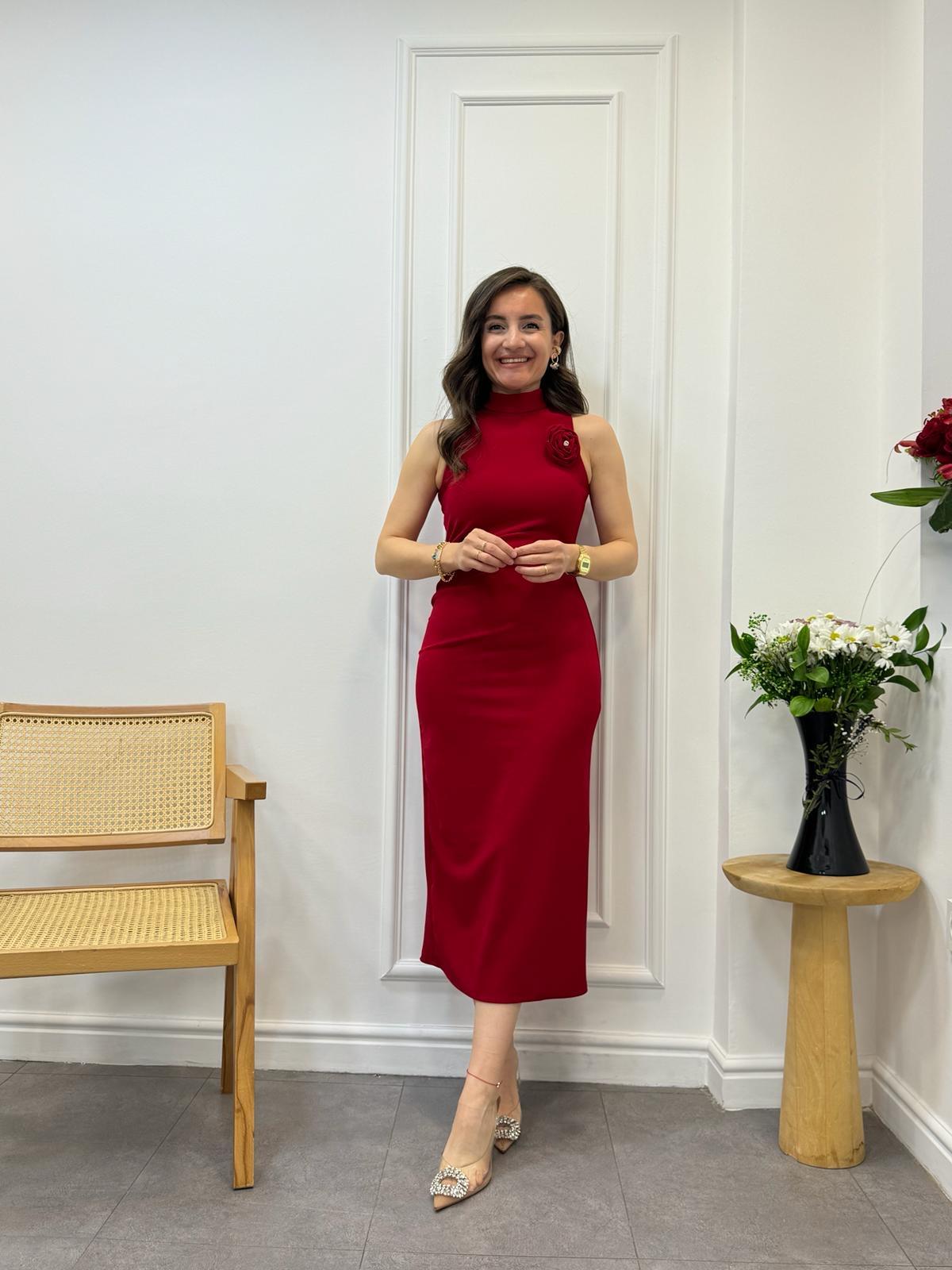 Kırmızı Yan Drapeli Arka Yırtmaçlı Gül Broş Detaylı Elbise 3381