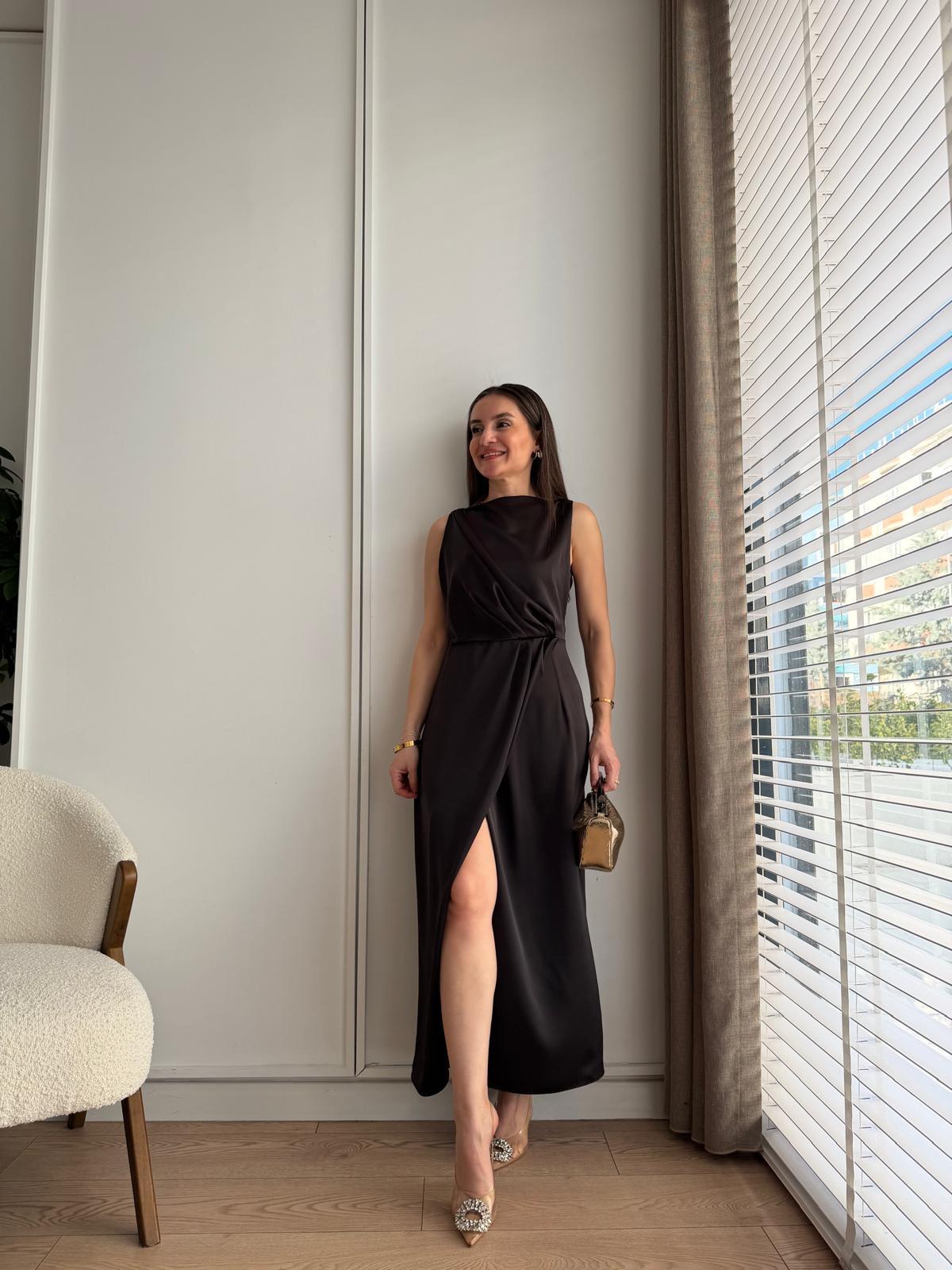 Koyu kahve Sıfır Kol Omuz Detaylı Saten Elbise 223