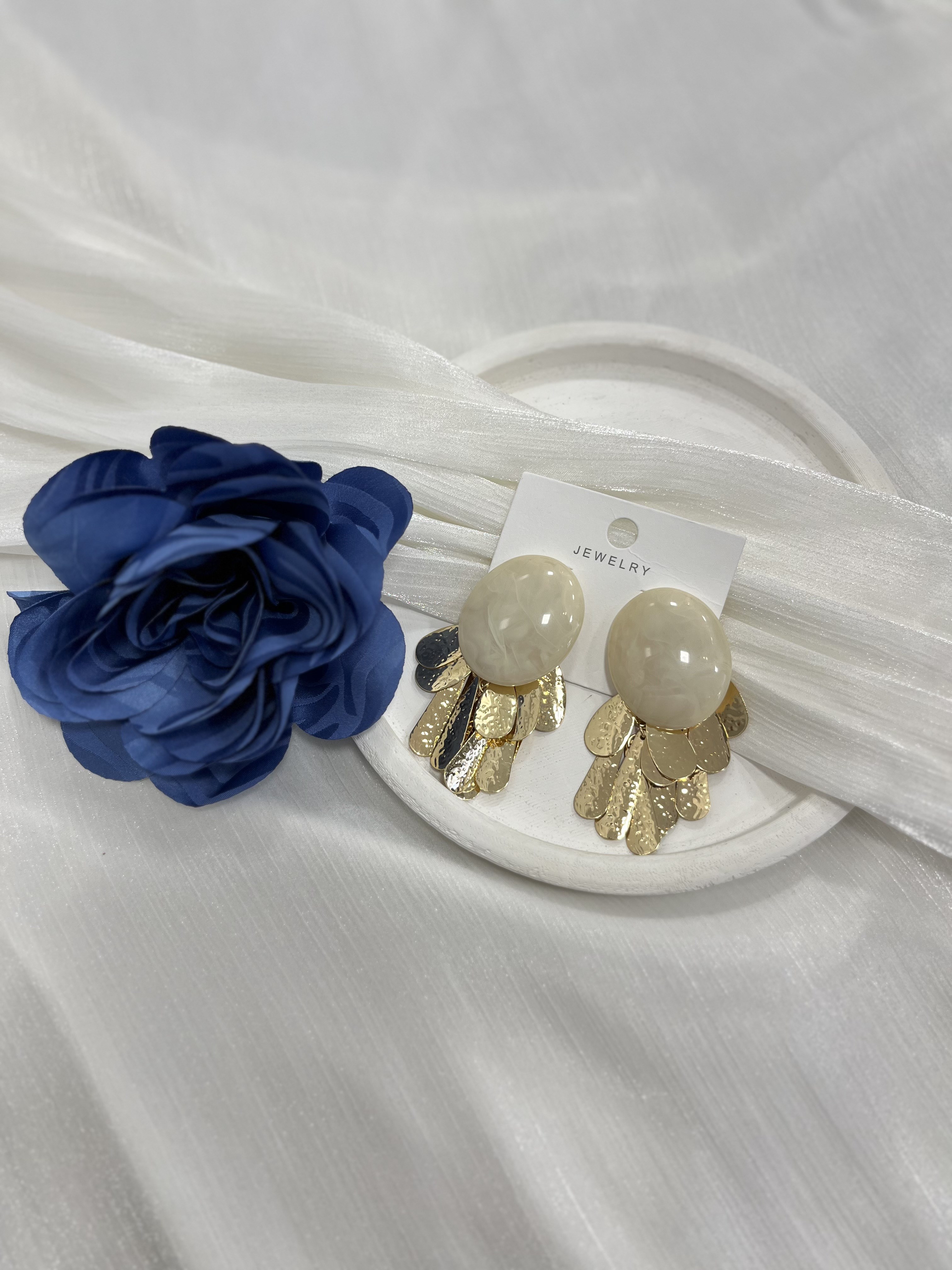 Krem Sallantılı Küpe KP26
