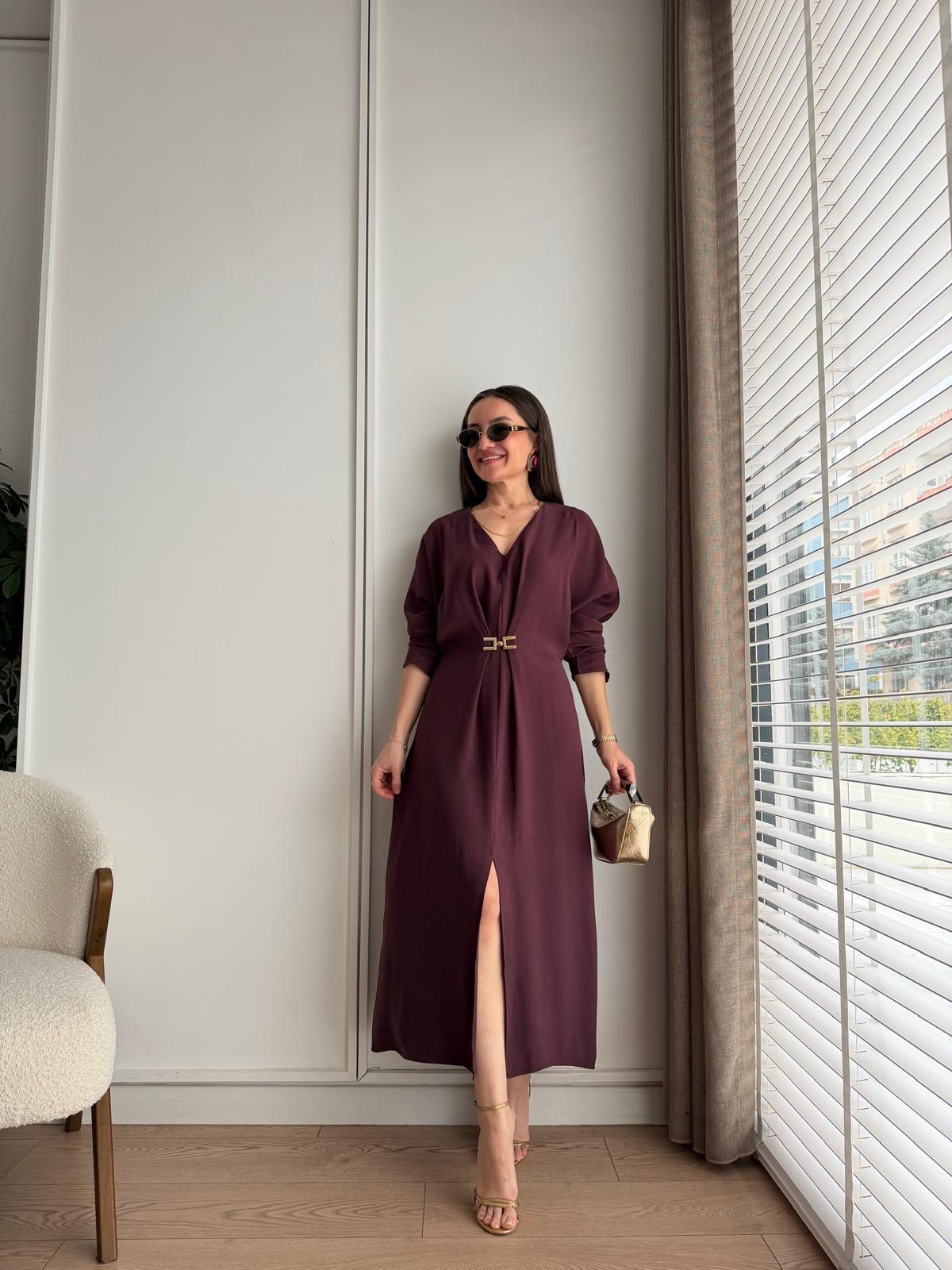 Mürdüm Ön Bronşlu Yarasa Kol Yırtmaçlı Elbise 3025