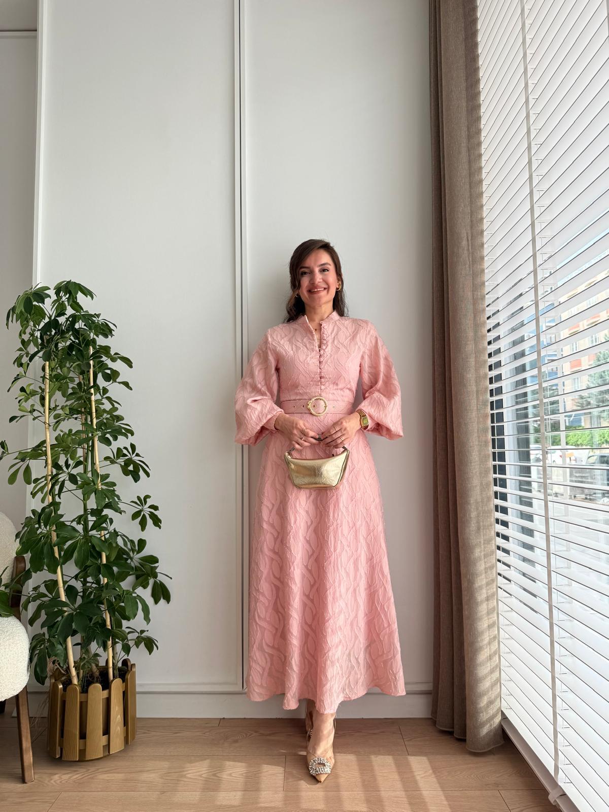 Pembe Kemer Detaylı Özel Tasarım Elbise 8584
