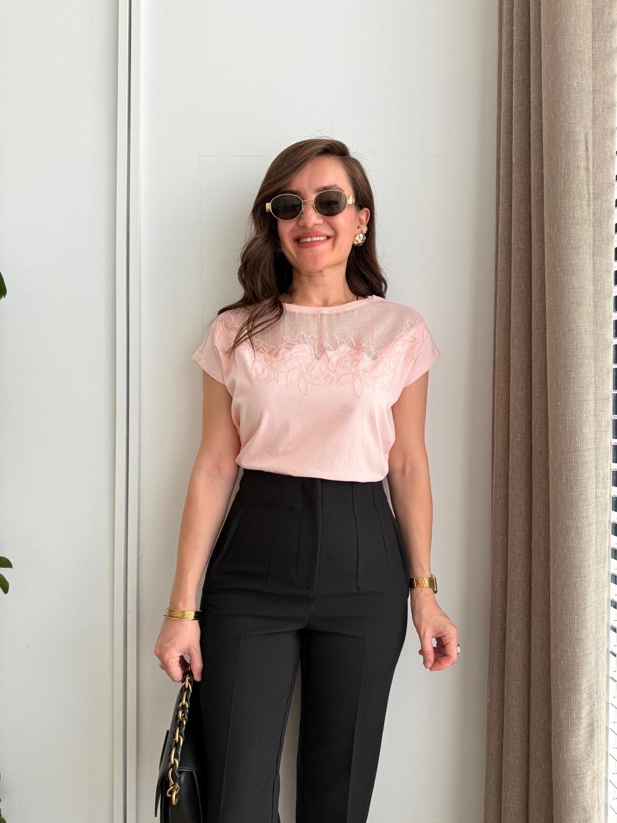 Pembe Önü Nakış Detaylı Tişört 16800
