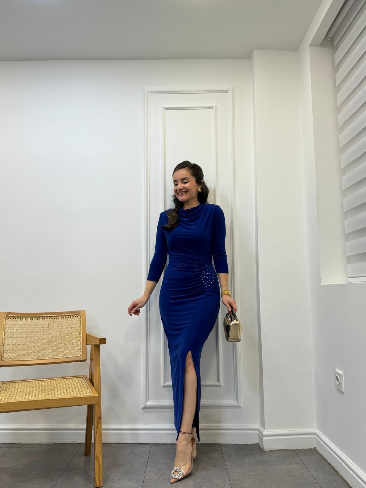 Sax Ön Drapeli Boncuk Detaylı Yırtmaçlı Elbise 4419