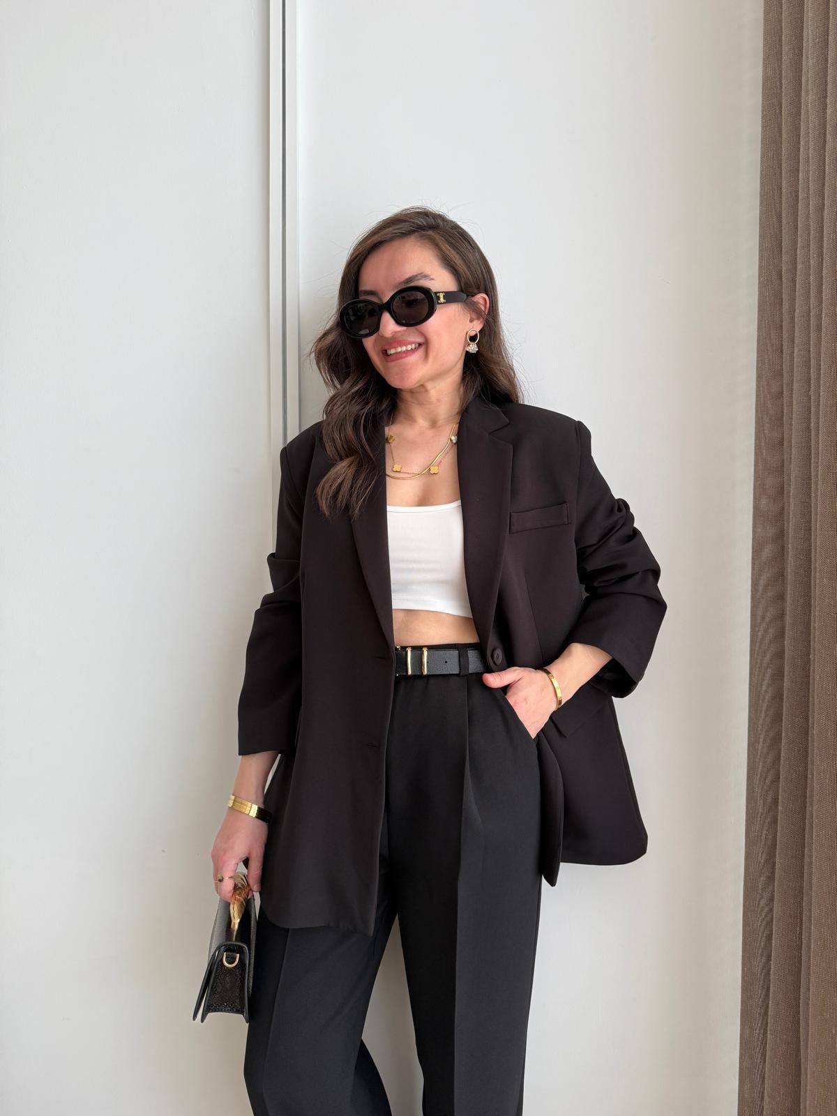 Siyah Arkası Yırtmaçlı Vatkalı Blazer Ceket 7318