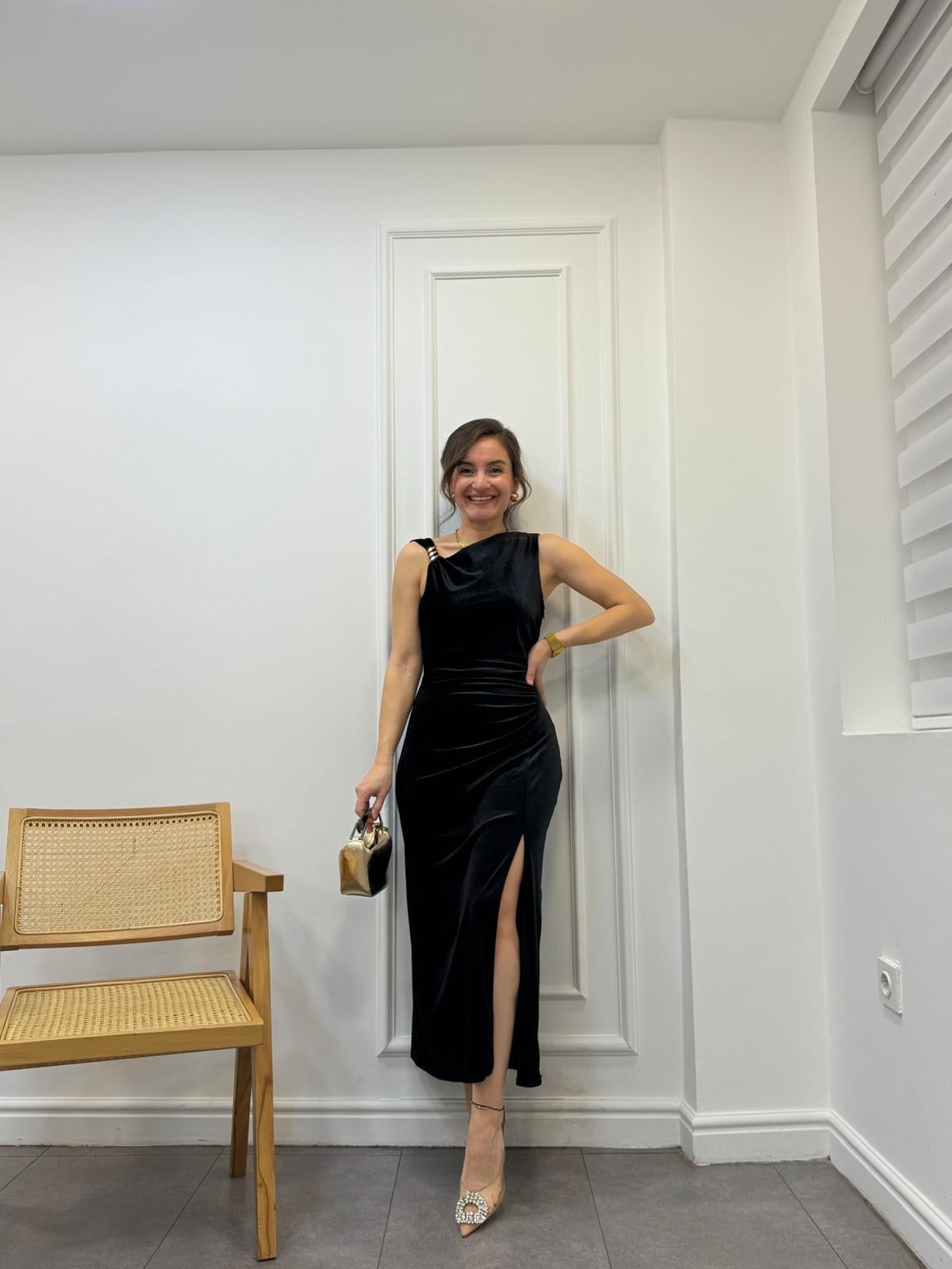 Siyah Asimetrik Yaka Omuz Detaylı Kadife Tasarım Elbise 35559