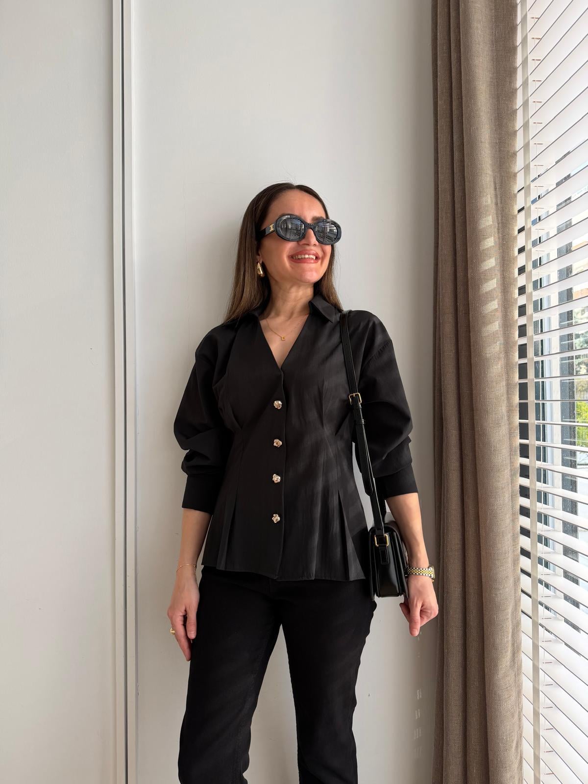 Siyah Beli Pile Detaylı V Yaka Gömlek 2222