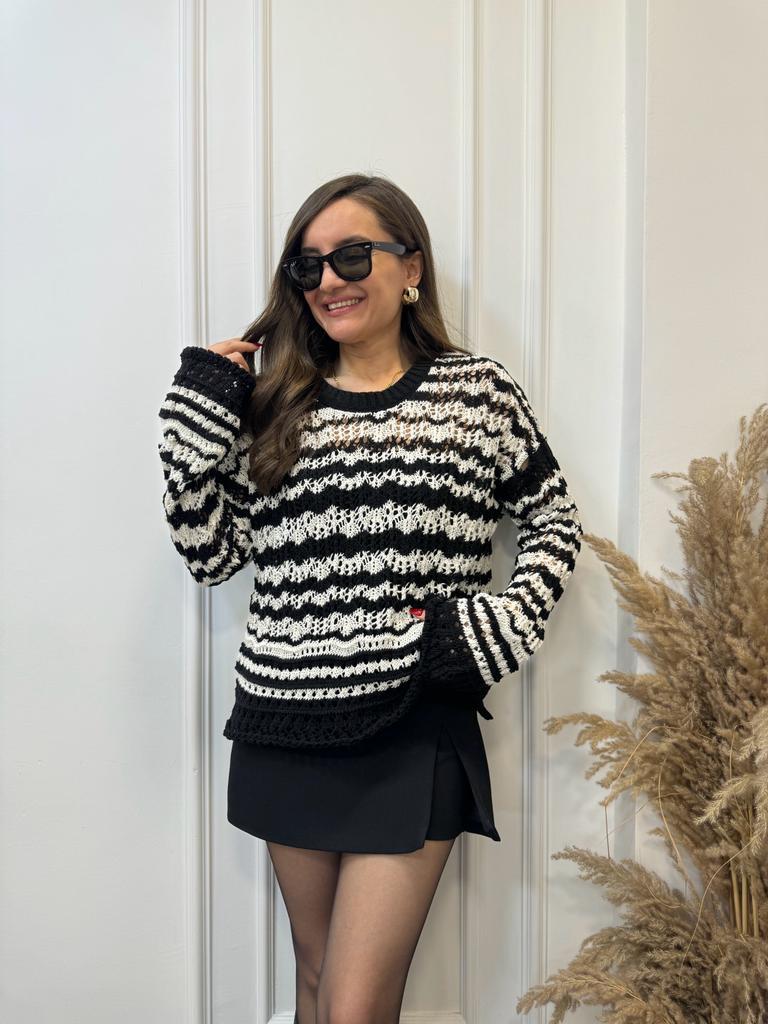 Siyah Beyaz Desenli Ajurlu Bisiklet Yaka Triko Bluz 2406