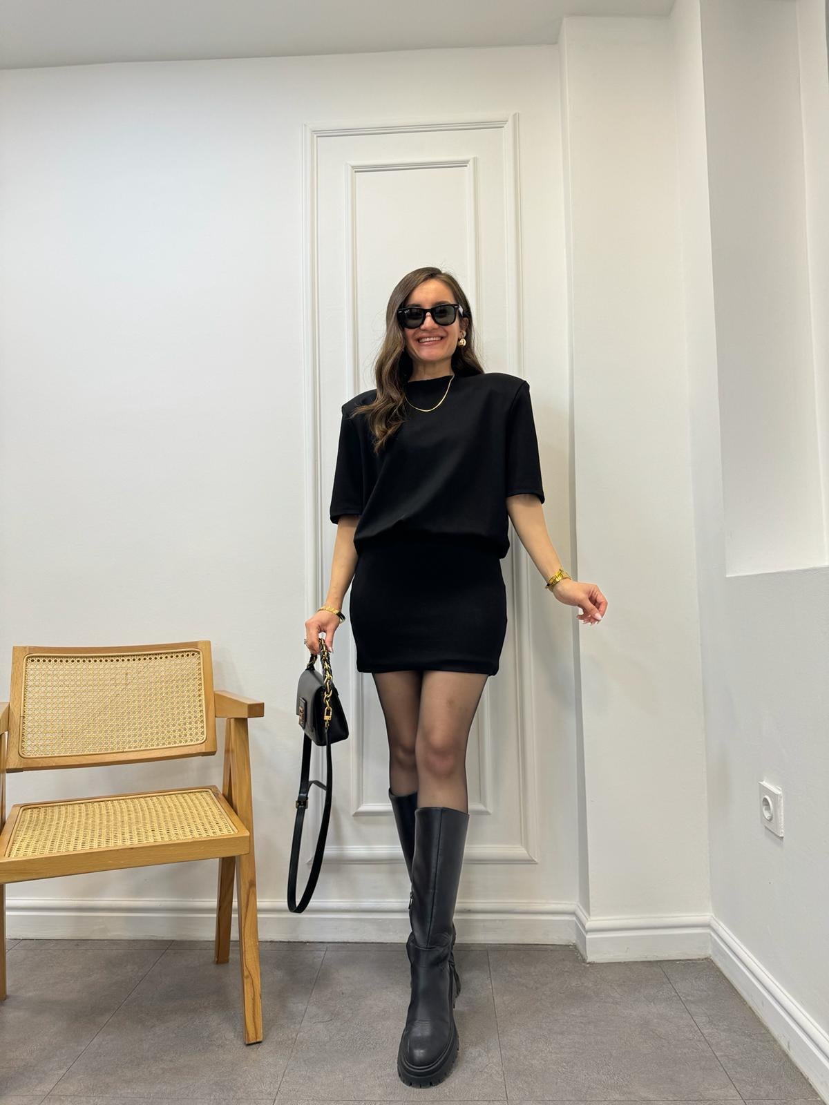 Siyah Bisiklet Yaka Omuz Vatkalı Bel Lastikli Elbise 1000