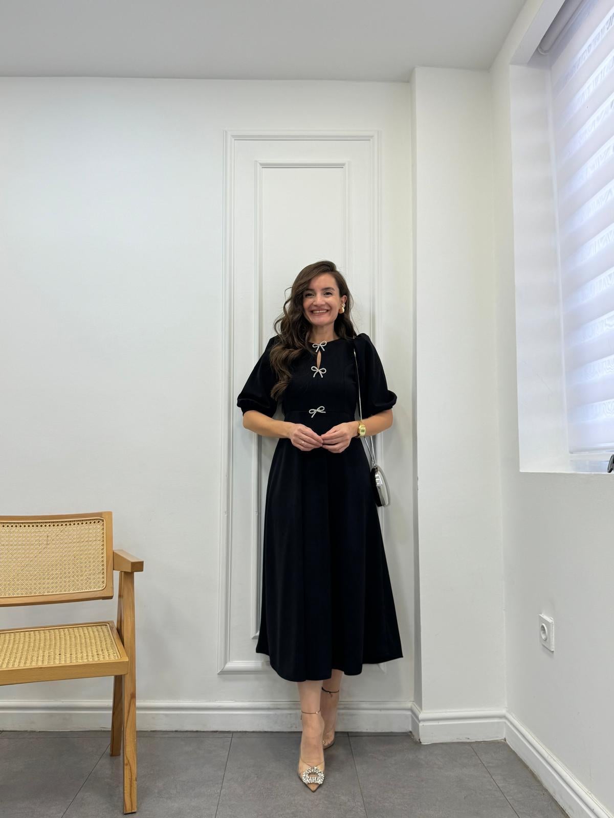 Siyah Broşlu Vatkalı Balon Kol Çan Elbise 3578