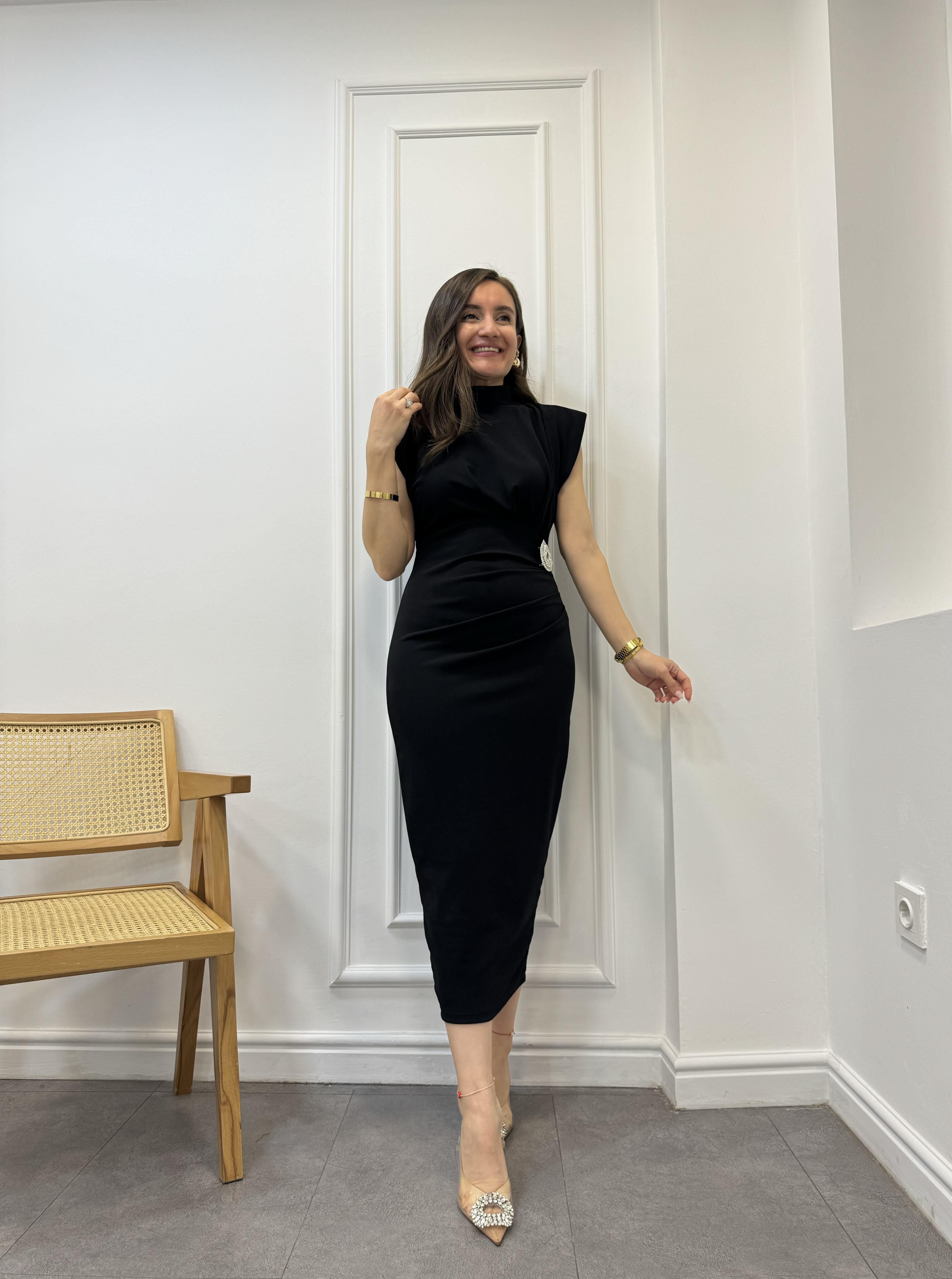 Siyah Damla Broşlu Omuz Vatkalı Crep Elbise 4126