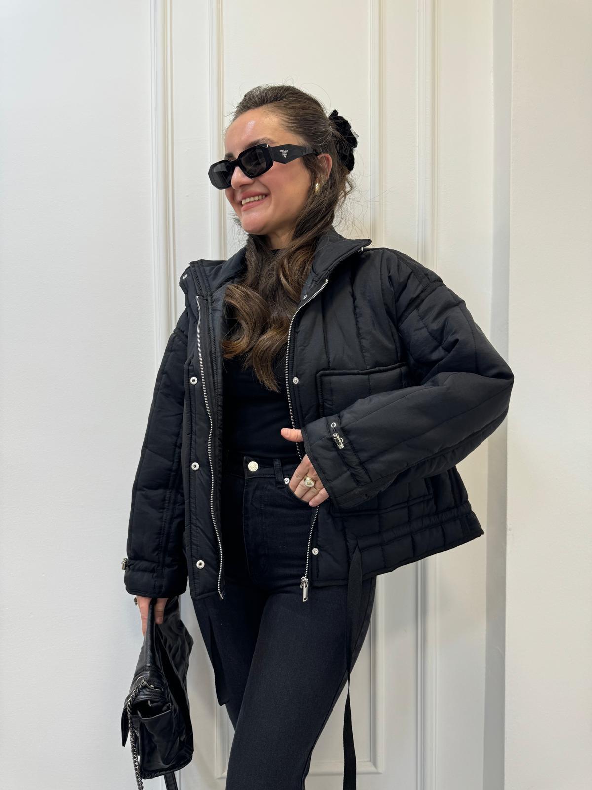 Siyah Dik Yaka Alt Büzgülü Cepli Kapitone Mont 7353