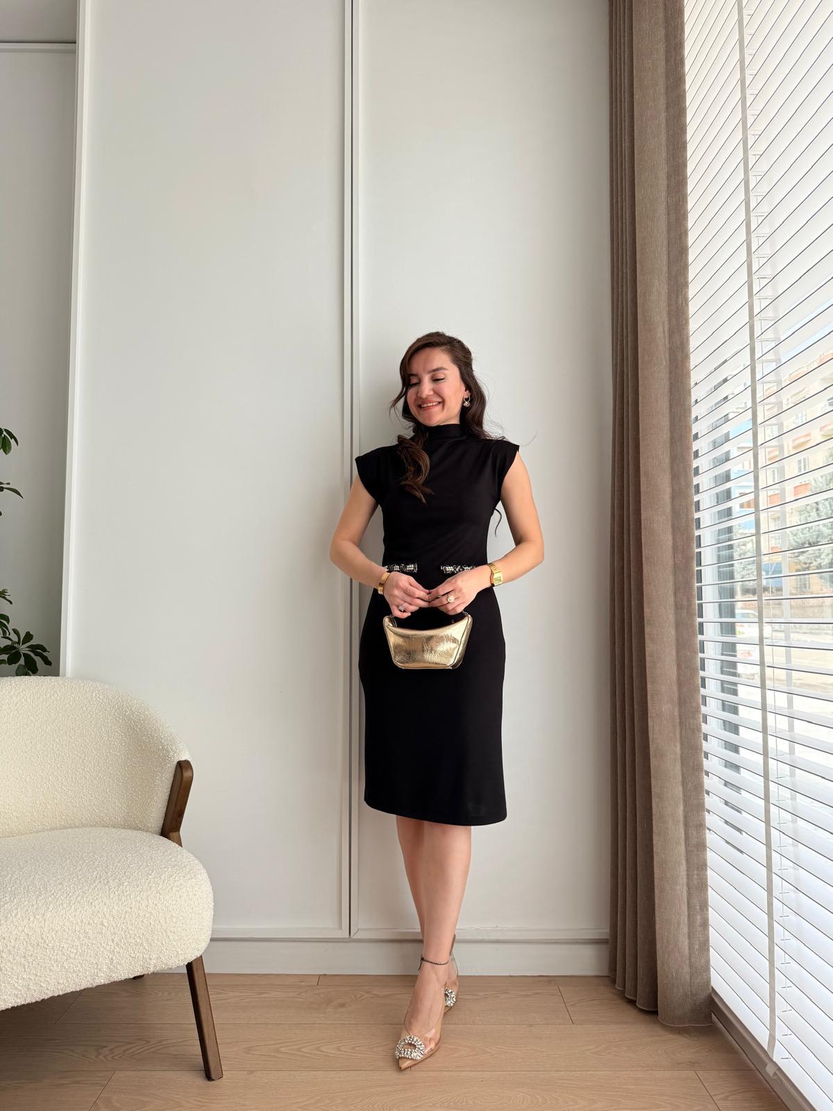 Siyah Dik Yaka Bel Detaylı Yırtmaçlı Elbise 29756