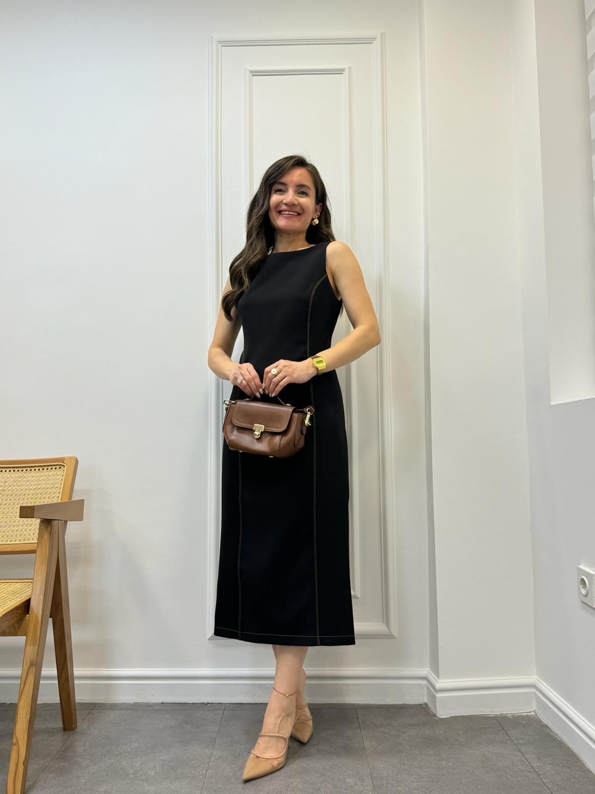 Siyah Dikiş Detaylı Arka Yırtmaçlı Marka Model Elbise 3994