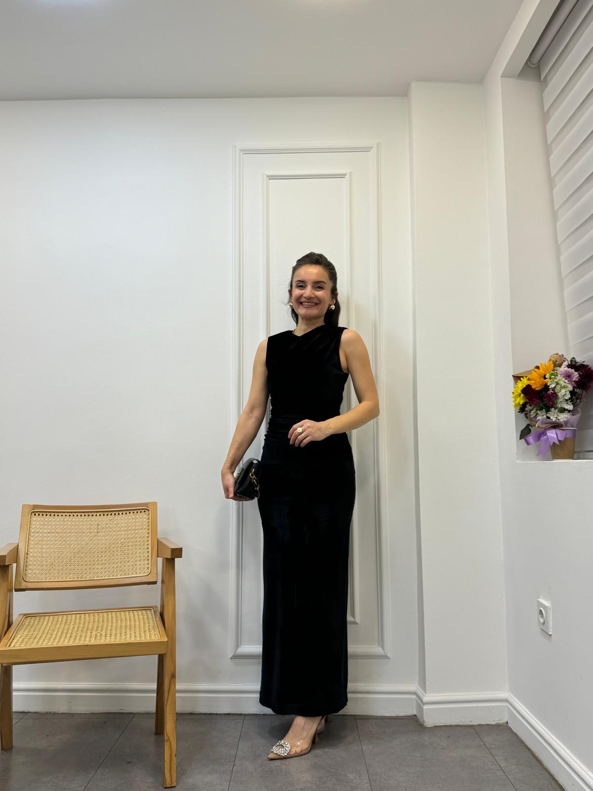 Siyah Drapeli Arka Yırtmaçlı Kadife Elbise 8175