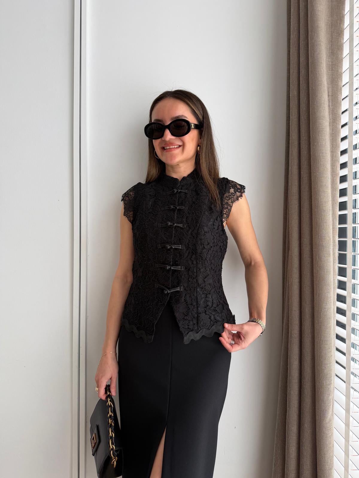 Siyah Düğme Detaylı Dantelli Bluz 37199