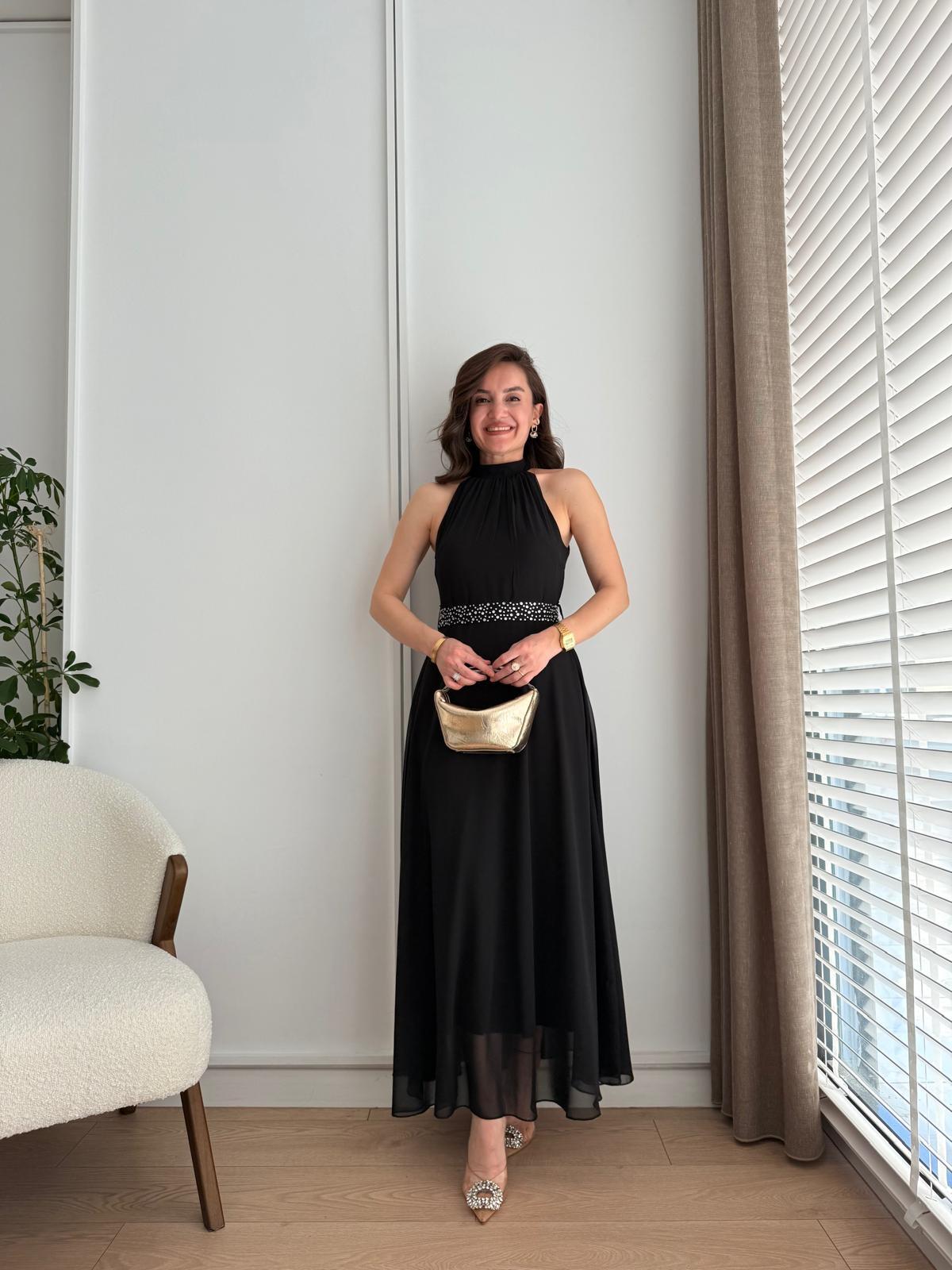 Siyah Göğüs Drapeli Kuşaklı Şifon Elbise 1047