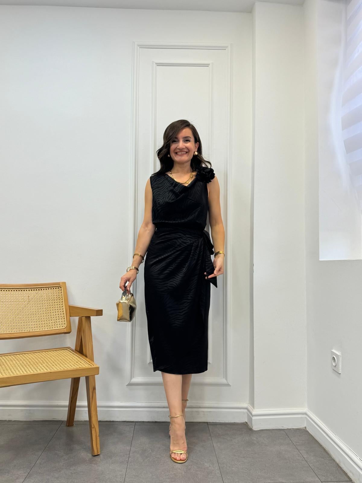 Siyah Gül Broşlu Yan Bağlamalı Zebra Desen Saten Elbise 2341