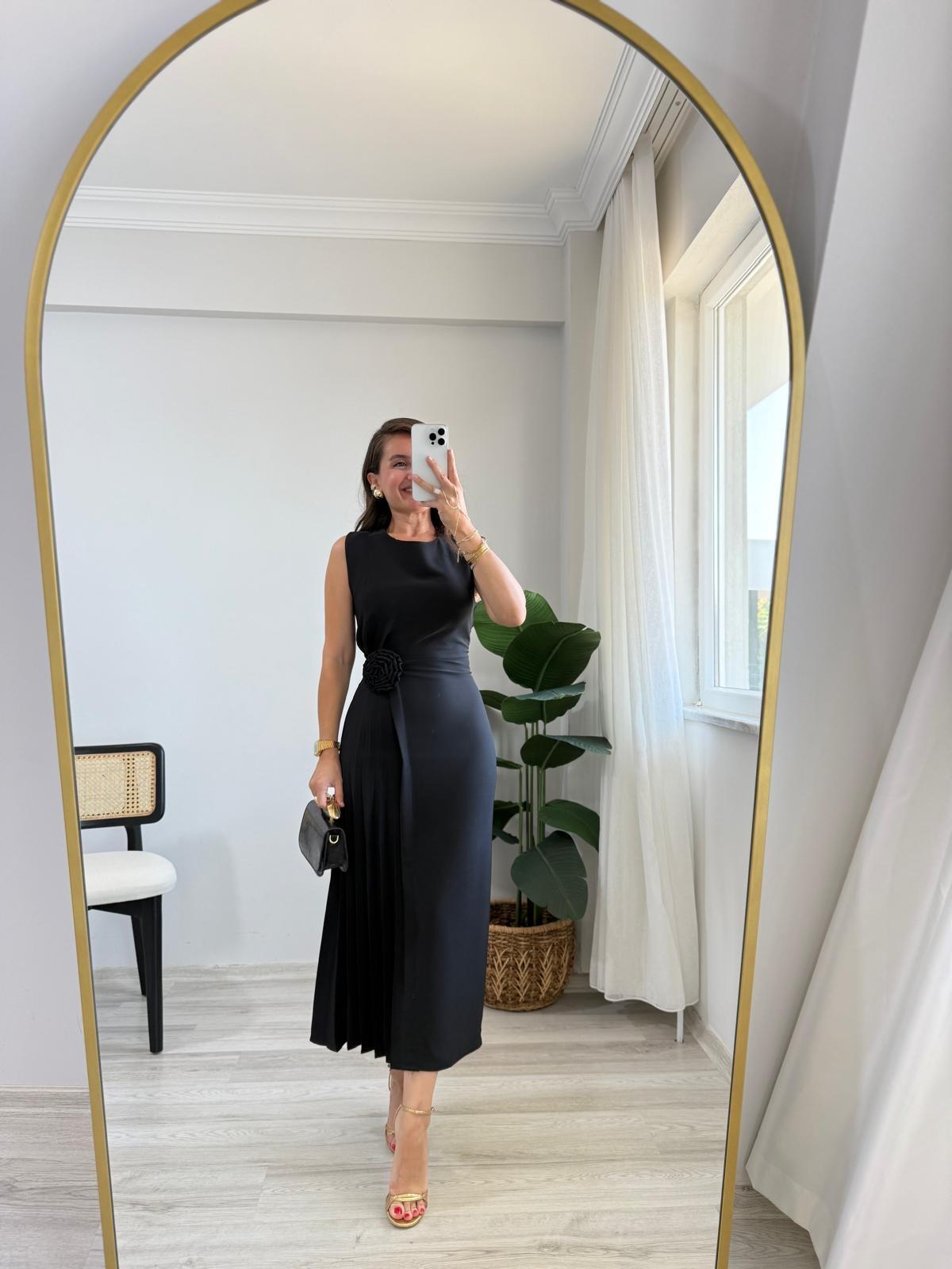 Siyah Gül Broşlu Yan Pile Detaylı Elbise 251671