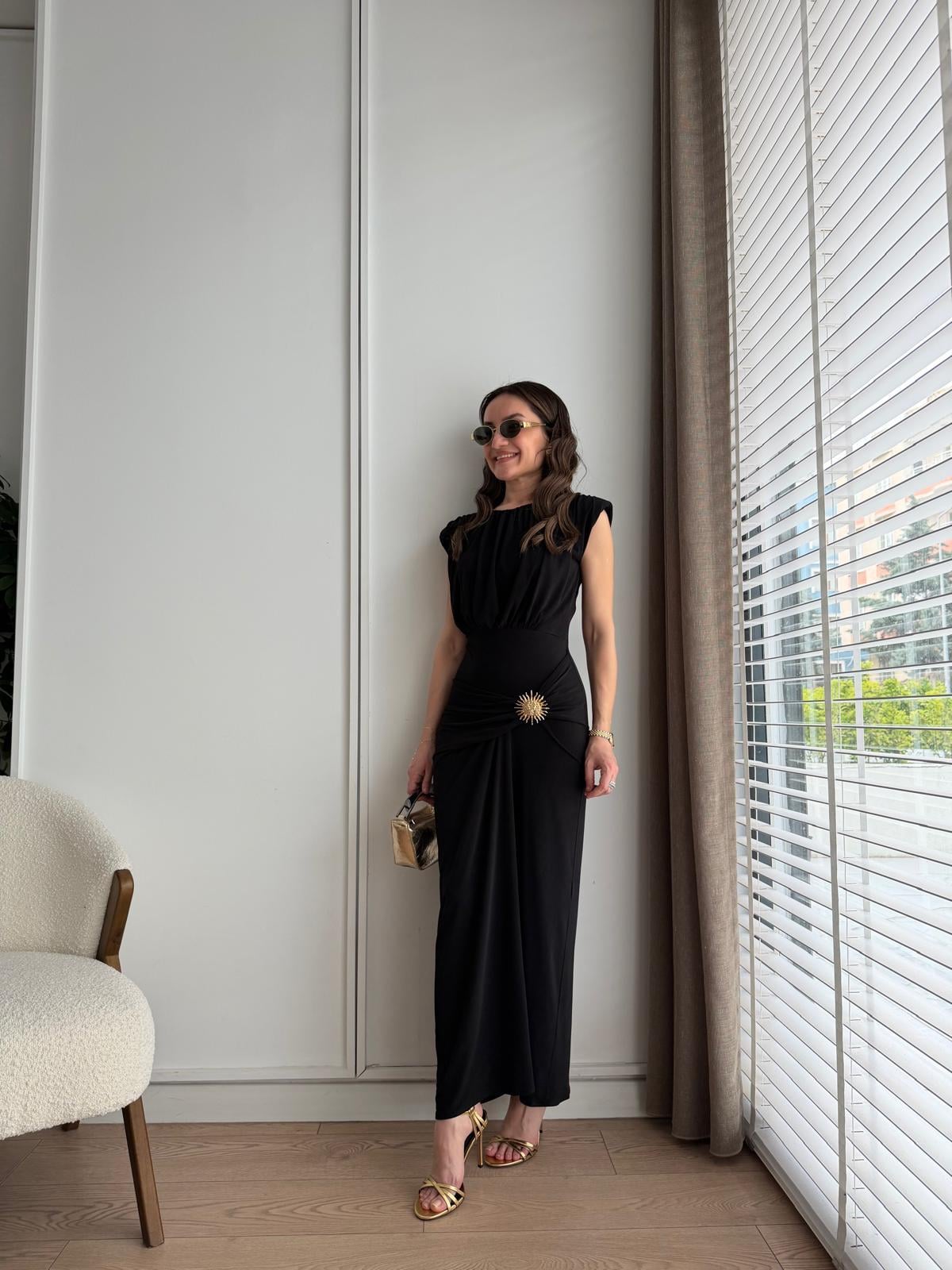 Siyah Güneş Broşlu Vatkalı Elbise 251642