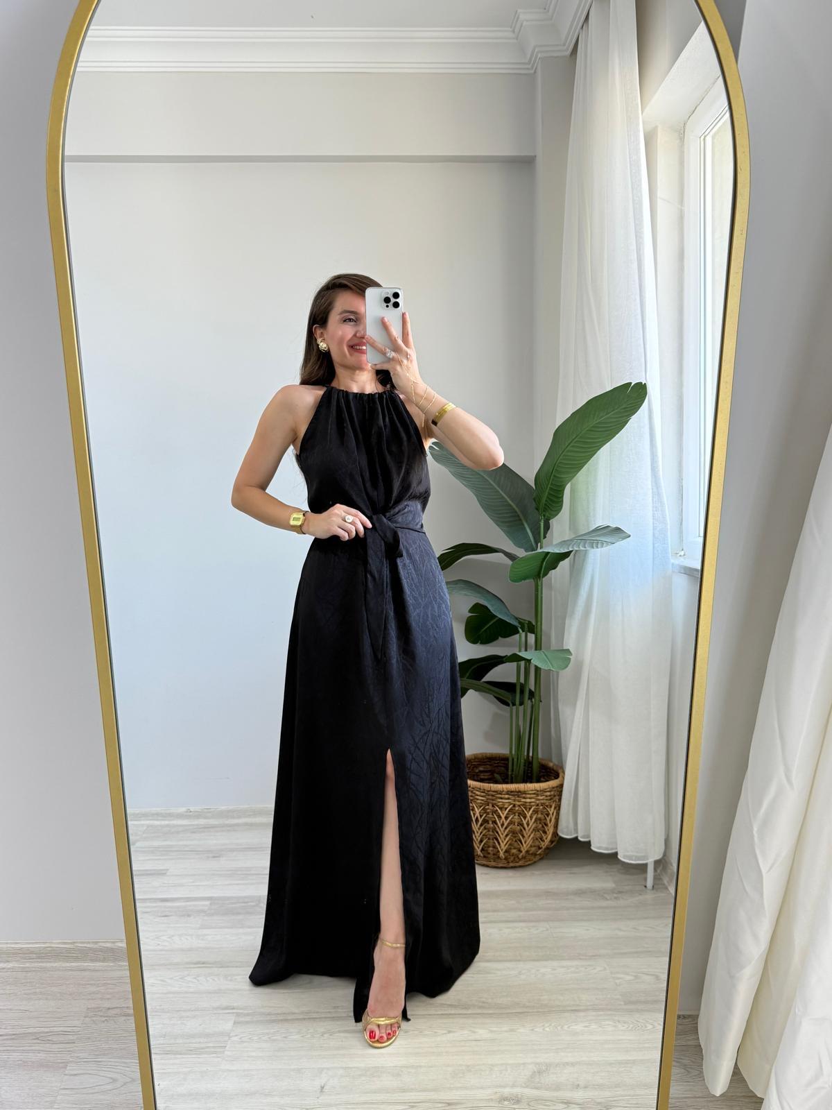 Siyah Halter Yaka Bağlama Detaylı Yırtmaçlı Jakar Elbise 251656